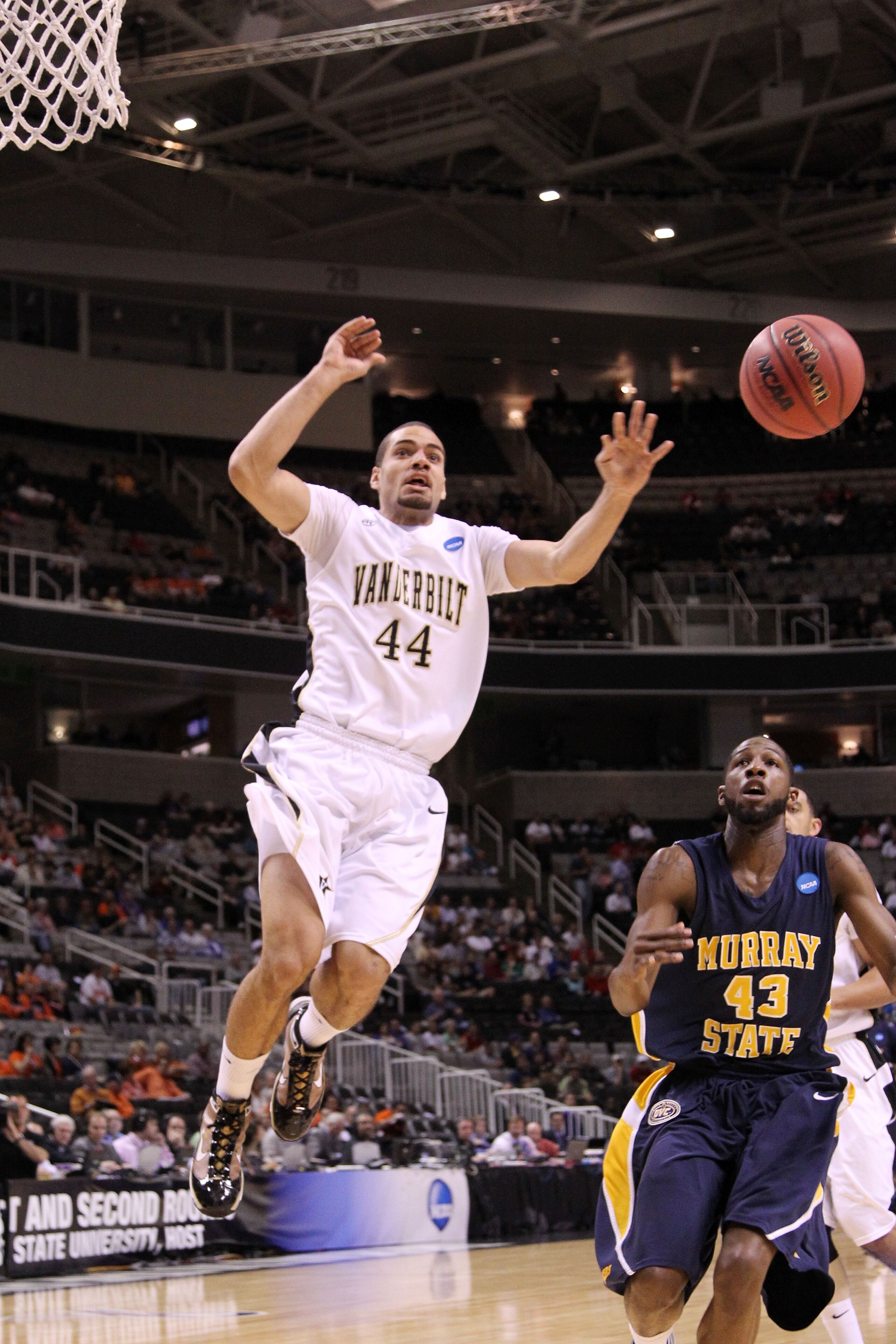 SAN JOSE, CA - MARCH 18: Forward Jeffery Taylor #44 of the Vanderbilt Commodores loses control of the ball during their game against the Murray State Racers in the first round of the 2010 NCAA menรฏยฟยฝs basketball tournament at HP Pavilion on March 18, 2010 SAN JOSE, CA - MARCH 18: Forward Jeffery Taylor #44 of the Vanderbilt Commodores loses control of the ball during their game against the Murray State Racers in the first round of the 2010 NCAA menรฏยฟยฝs basketball tournament at HP Pavilion on March 18, 2010