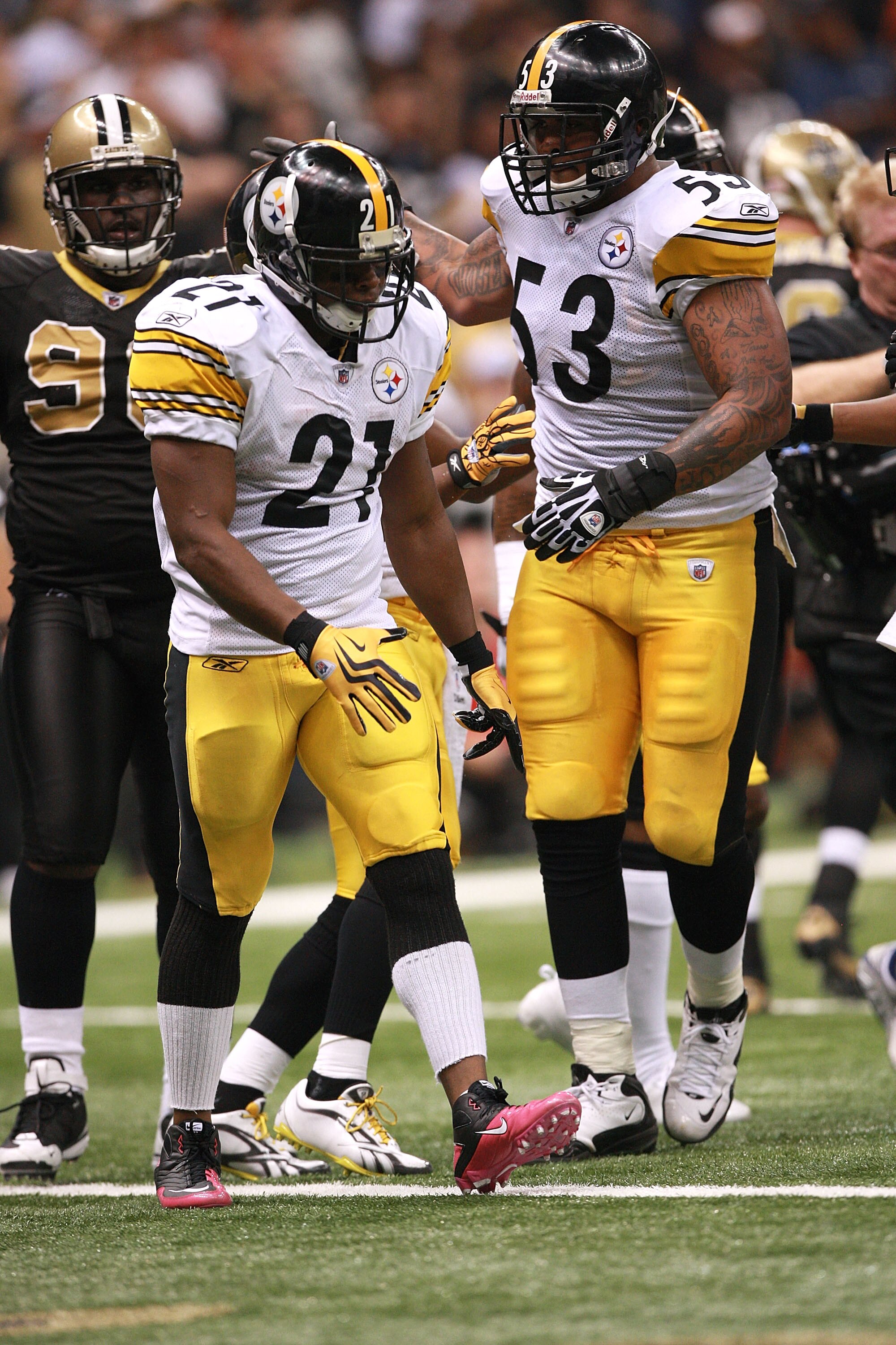 NEW ORLEANS - OCTOBER 31:  Maurkice Pouncey #53 congratulates Mewelde Moore #21 of the Pittsburgh Steelers during their game against the New Orleans Saints at Louisiana Superdome on October 31, 2010 in New Orleans, Louisiana.  The Saints won 20-10 over th