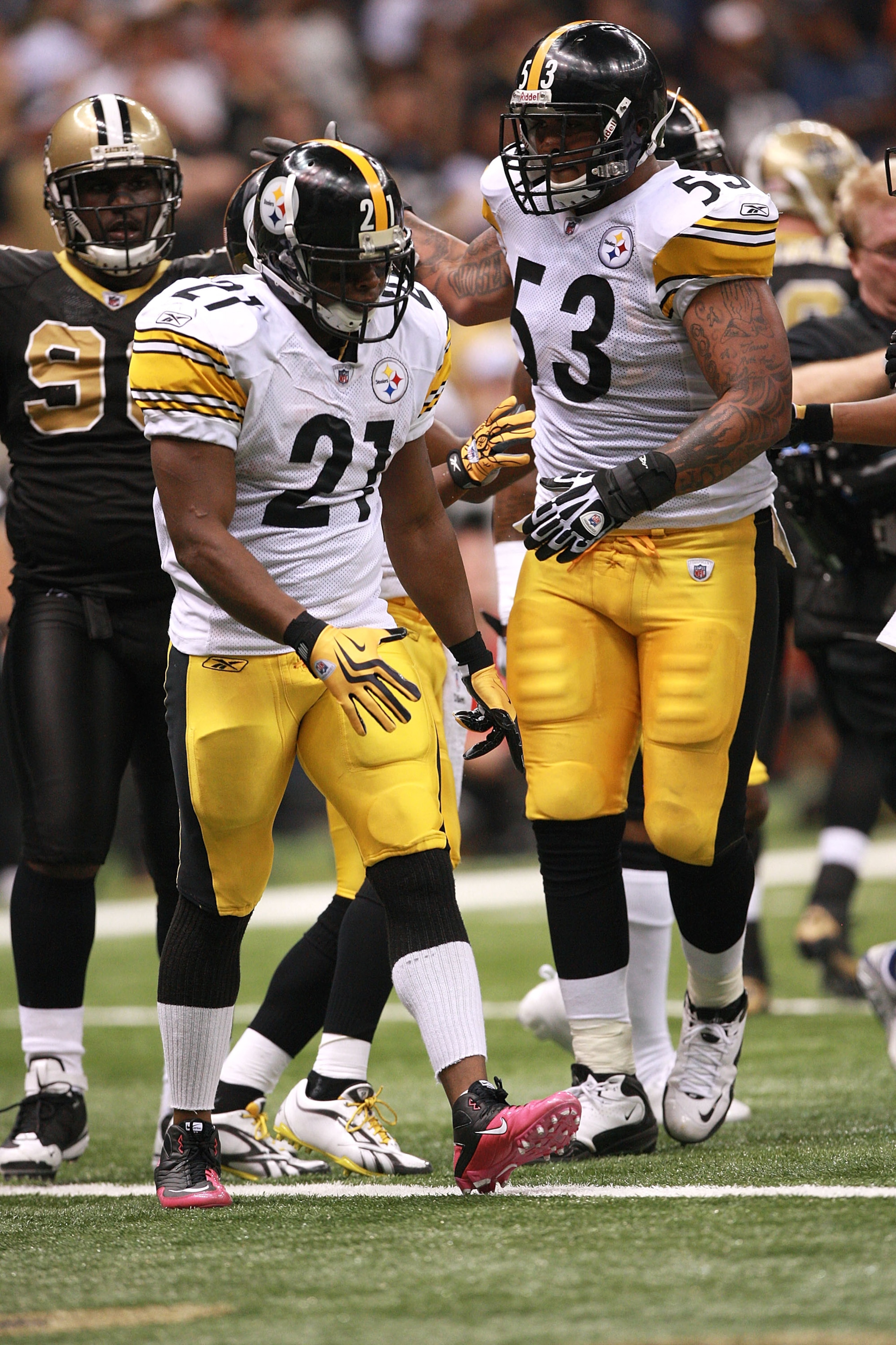 NEW ORLEANS - OCTOBER 31:  Maurkice Pouncey #53 congratulates Mewelde Moore #21 of the Pittsburgh Steelers during their game against the New Orleans Saints at Louisiana Superdome on October 31, 2010 in New Orleans, Louisiana.  The Saints won 20-10 over th
