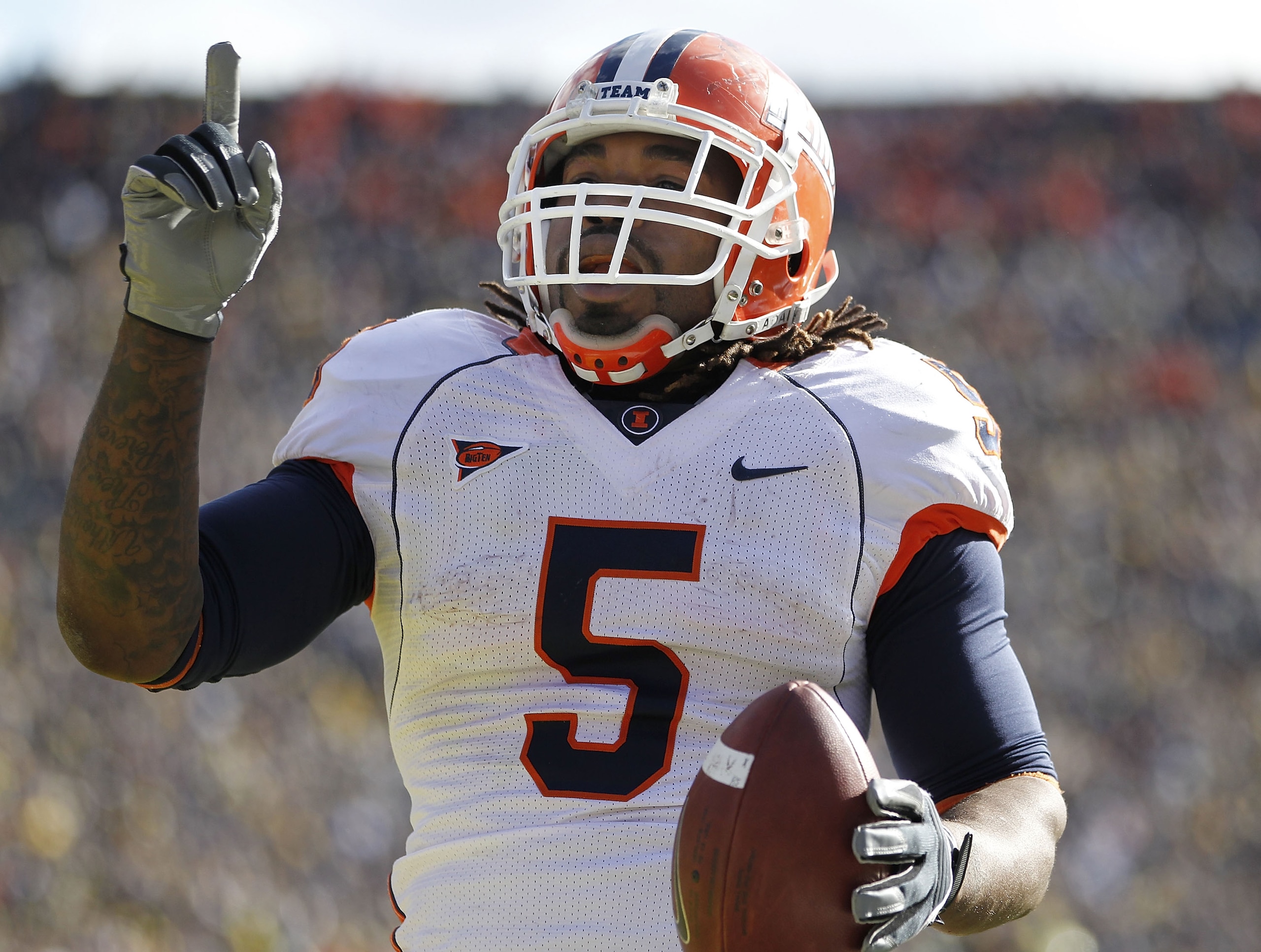 ANN ARBOR, MI - NOVEMBER 06: Mikel Leshoure #5 of the Illinios Fighting Illini celebrates a fourth quarter touchdown reception while playing the Michigan Wolverines at Michigan Stadium on November 6, 2010 in Ann Arbor, Michigan. Michigan won the game 67- ANN ARBOR, MI - NOVEMBER 06: Mikel Leshoure #5 of the Illinios Fighting Illini celebrates a fourth quarter touchdown reception while playing the Michigan Wolverines at Michigan Stadium on November 6, 2010 in Ann Arbor, Michigan. Michigan won the game 67-