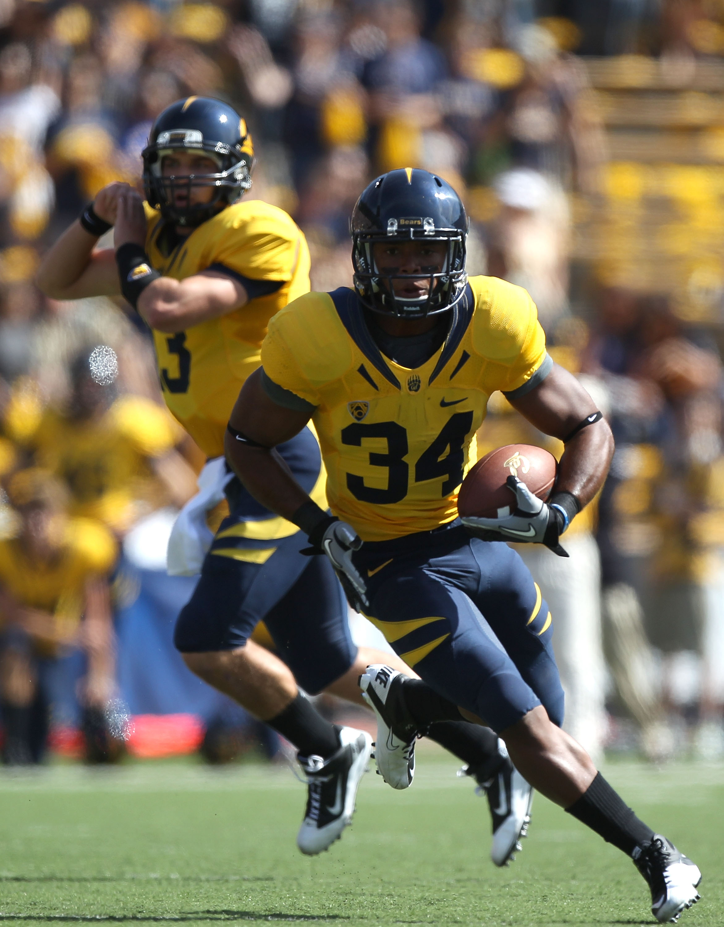 BERKELEY, CA - OCTOBER 09:  Shane Vereen #34 of the California Golden Bears runs against the UCLA Bruins in the first half at California Memorial Stadium on October 9, 2010 in Berkeley, California.  (Photo by Jed Jacobsohn/Getty Images)