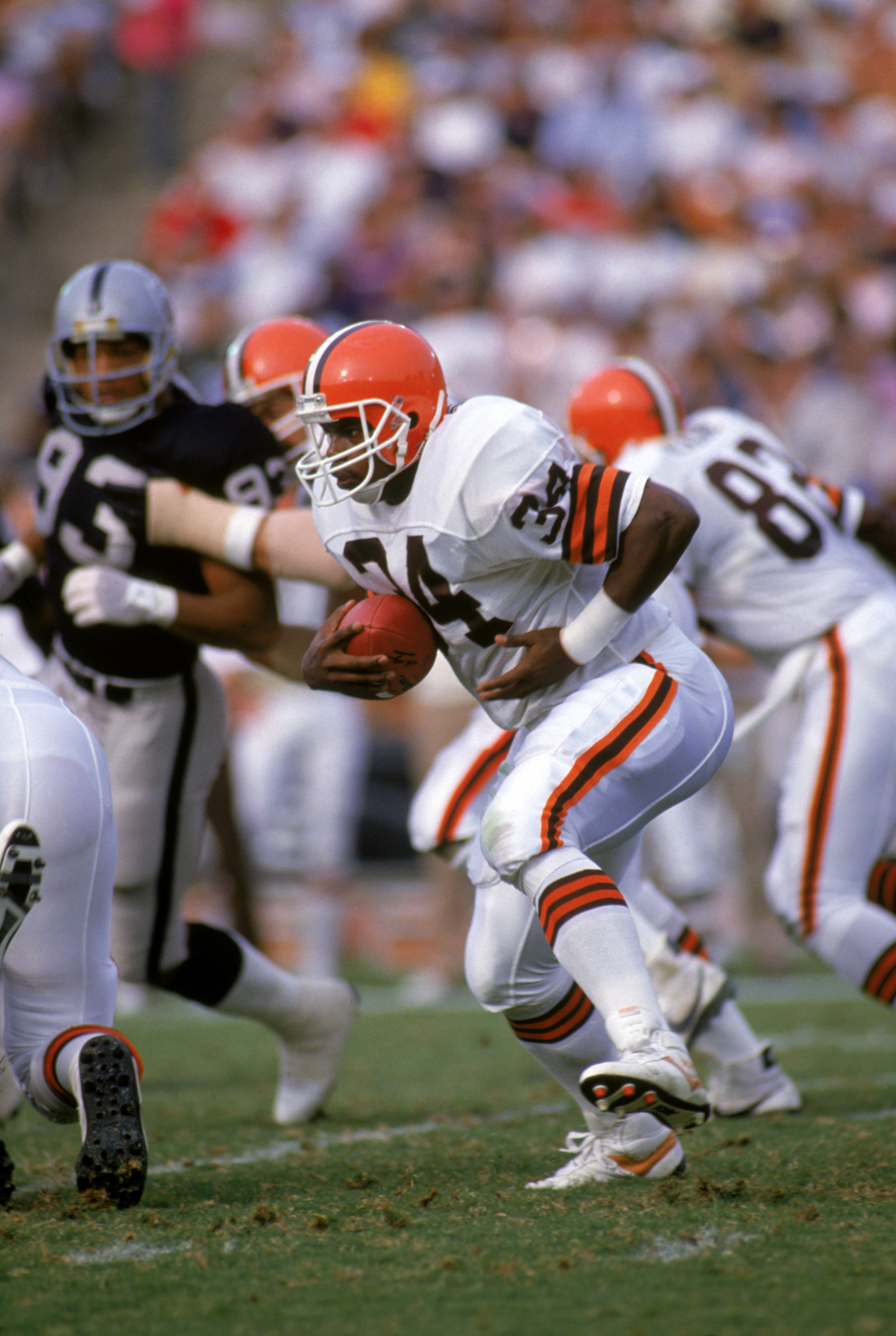 LOS ANGELES - NOVEMBER 16:  Full back Kevin Mack #34 of the Cleveland Browns looks for running room during a game against the Los Angeles Raiders at the Los Angeles Memorial Coliseum on November 16, 1986 in Los Angeles, California.  The Raiders won 27-14.
