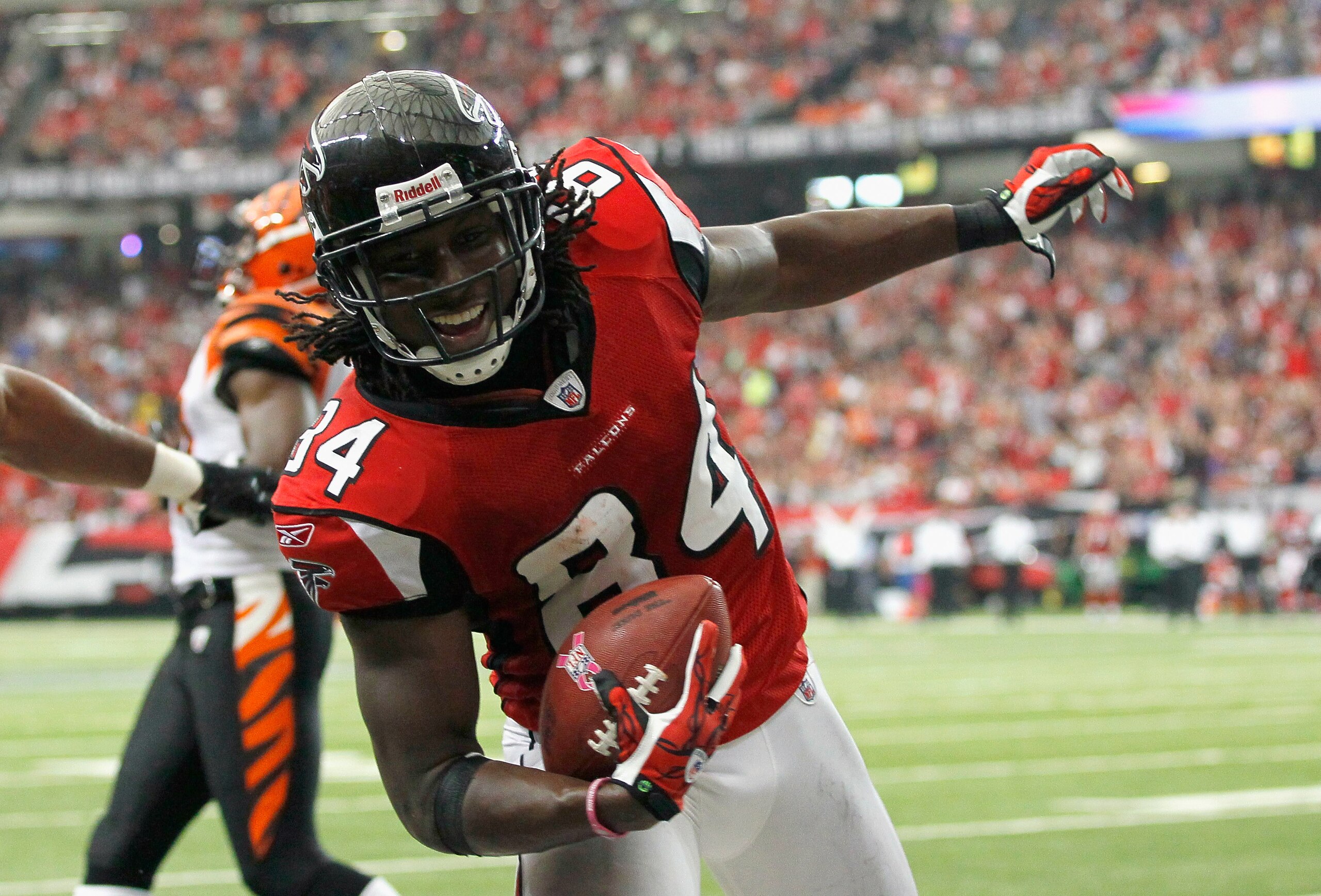 ATLANTA - OCTOBER 24:  Roddy White #84 of the Atlanta Falcons scores a touchdown against the Cincinnati Bengals at Georgia Dome on October 24, 2010 in Atlanta, Georgia.  (Photo by Kevin C. Cox/Getty Images)