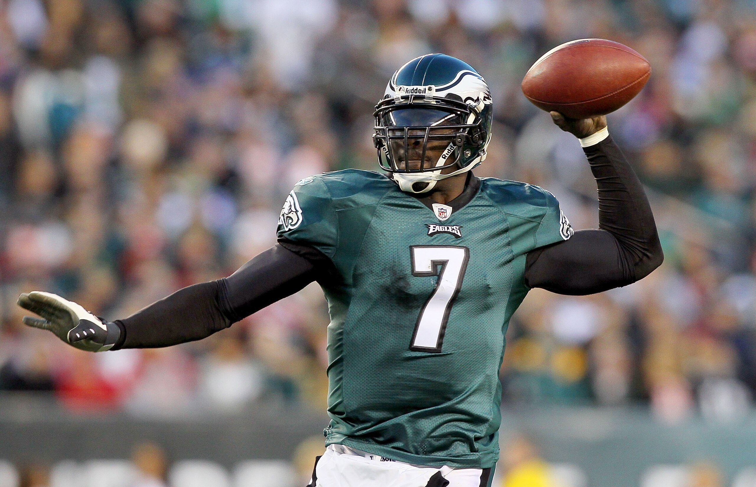 PHILADELPHIA - NOVEMBER 07:  Michael Vick #7 of the Philadelphia Eagles throws a pass against the Indianapolis Colts on November 7, 2010 at Lincoln Financial Field in Philadelphia, Pennsylvania.  (Photo by Jim McIsaac/Getty Images)