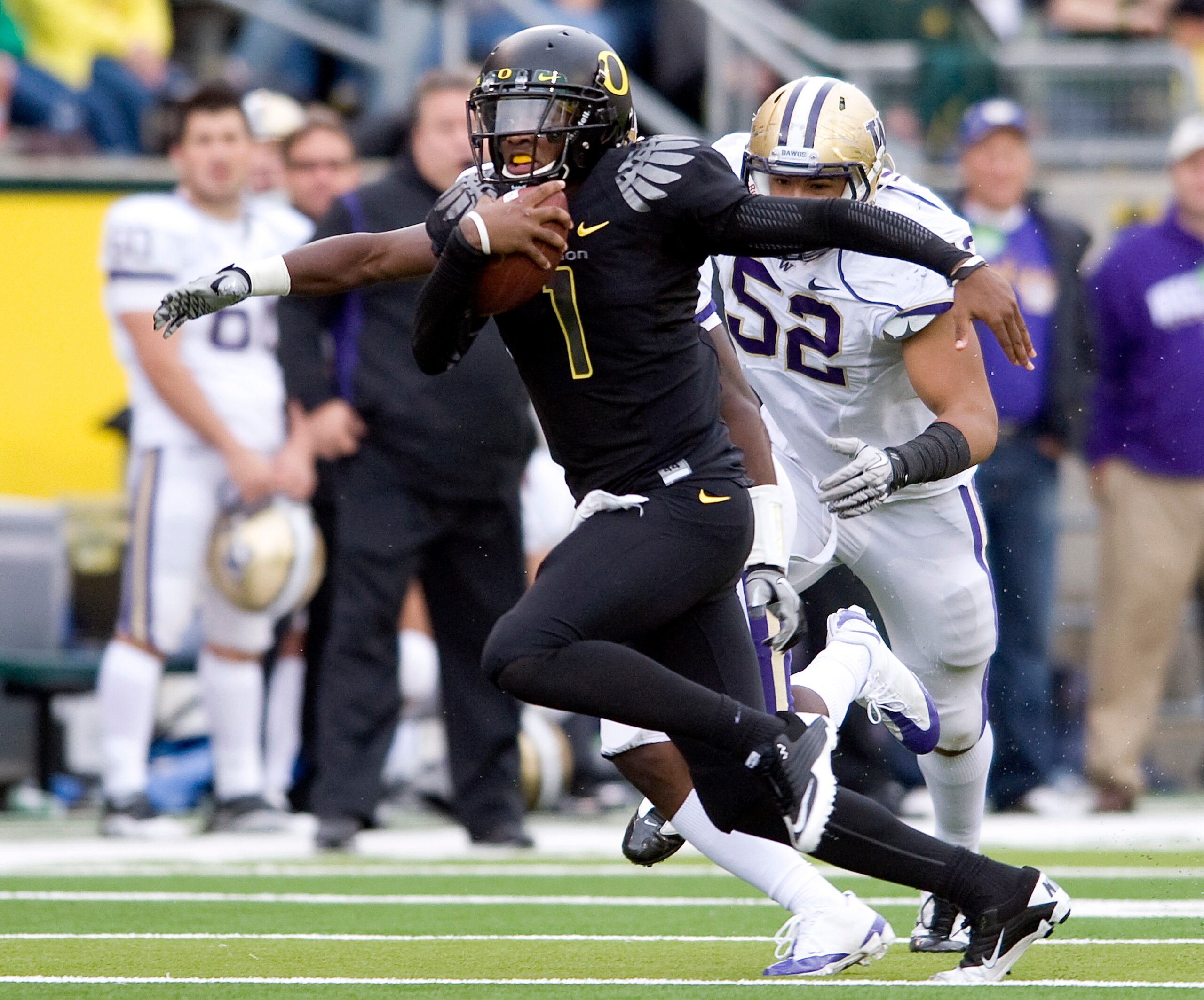 EUGENE, OR - NOVEMBER 06: Defensive end Hau'oli Jamora #52 of the Washington Huskies chases quarterback Darron Thomas #1 of the Oregon Ducks in the third quarter of the game at Autzen Stadium on November 6, 2010 in Eugene, Oregon. The Ducks won the game 5 EUGENE, OR - NOVEMBER 06: Defensive end Hau'oli Jamora #52 of the Washington Huskies chases quarterback Darron Thomas #1 of the Oregon Ducks in the third quarter of the game at Autzen Stadium on November 6, 2010 in Eugene, Oregon. The Ducks won the game 5