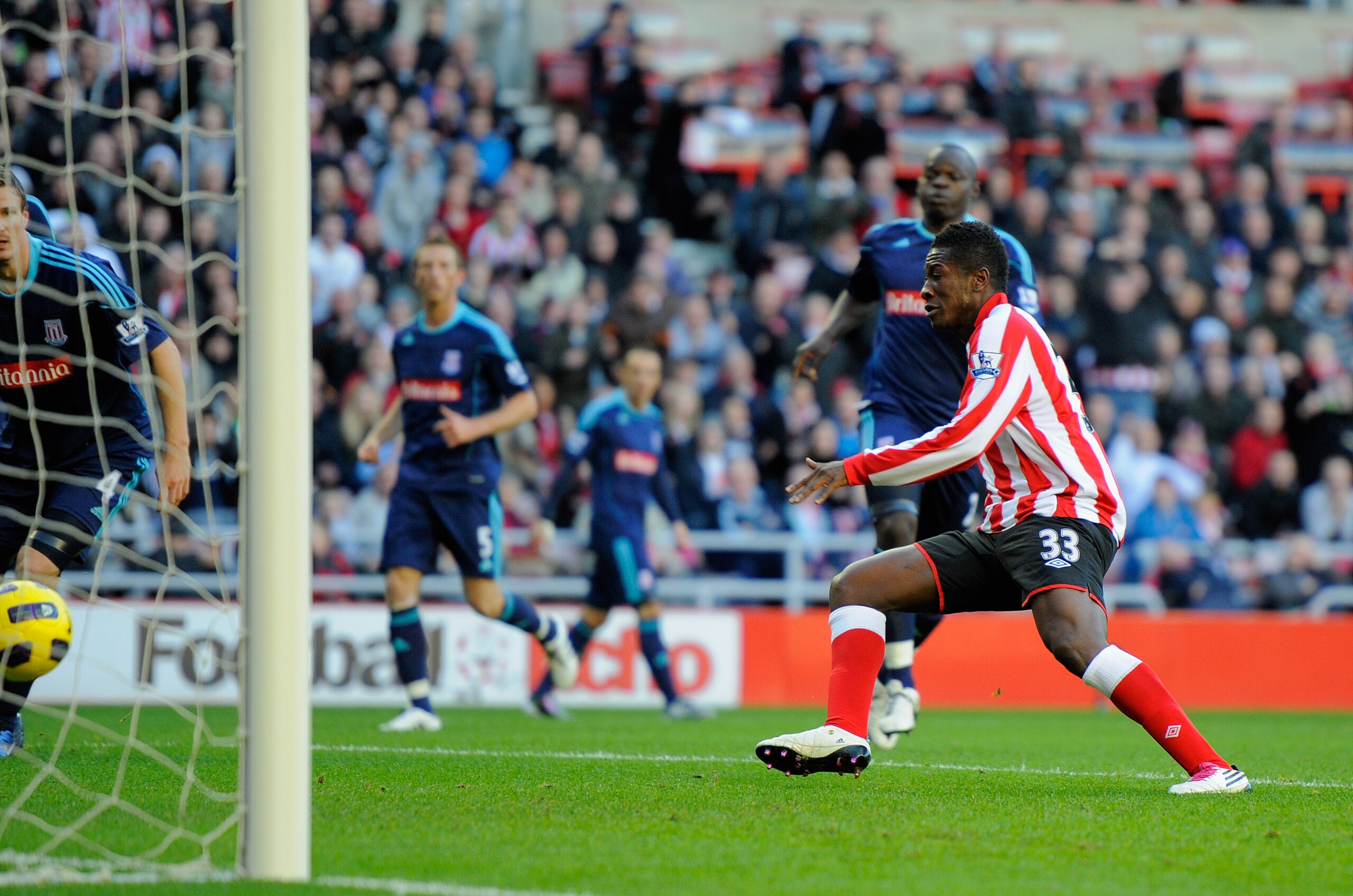 SUNDERLAND, ENGLAND - NOVEMBER 06: Asomoah Gyan of Sunderland scores to make it 1-0 during the Barclays Premier League match between Sunderland and Stoke City at the Stadium of Light on November 6, 2010 in Sunderland, England.  (Photo by Michael Regan/Get