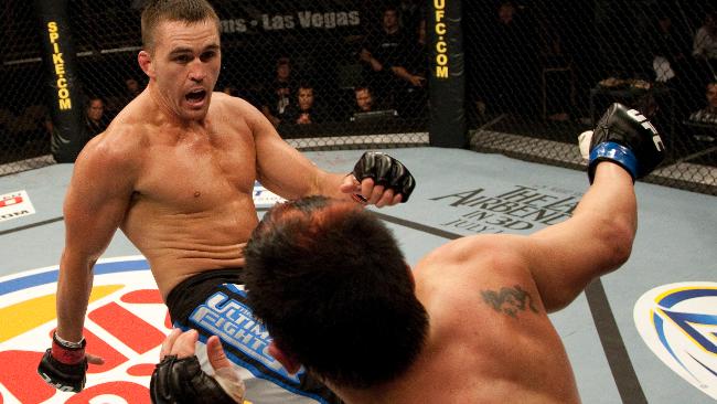 Kyle Noke (left) fights Rob Kimmons in the night's final preliminary bout