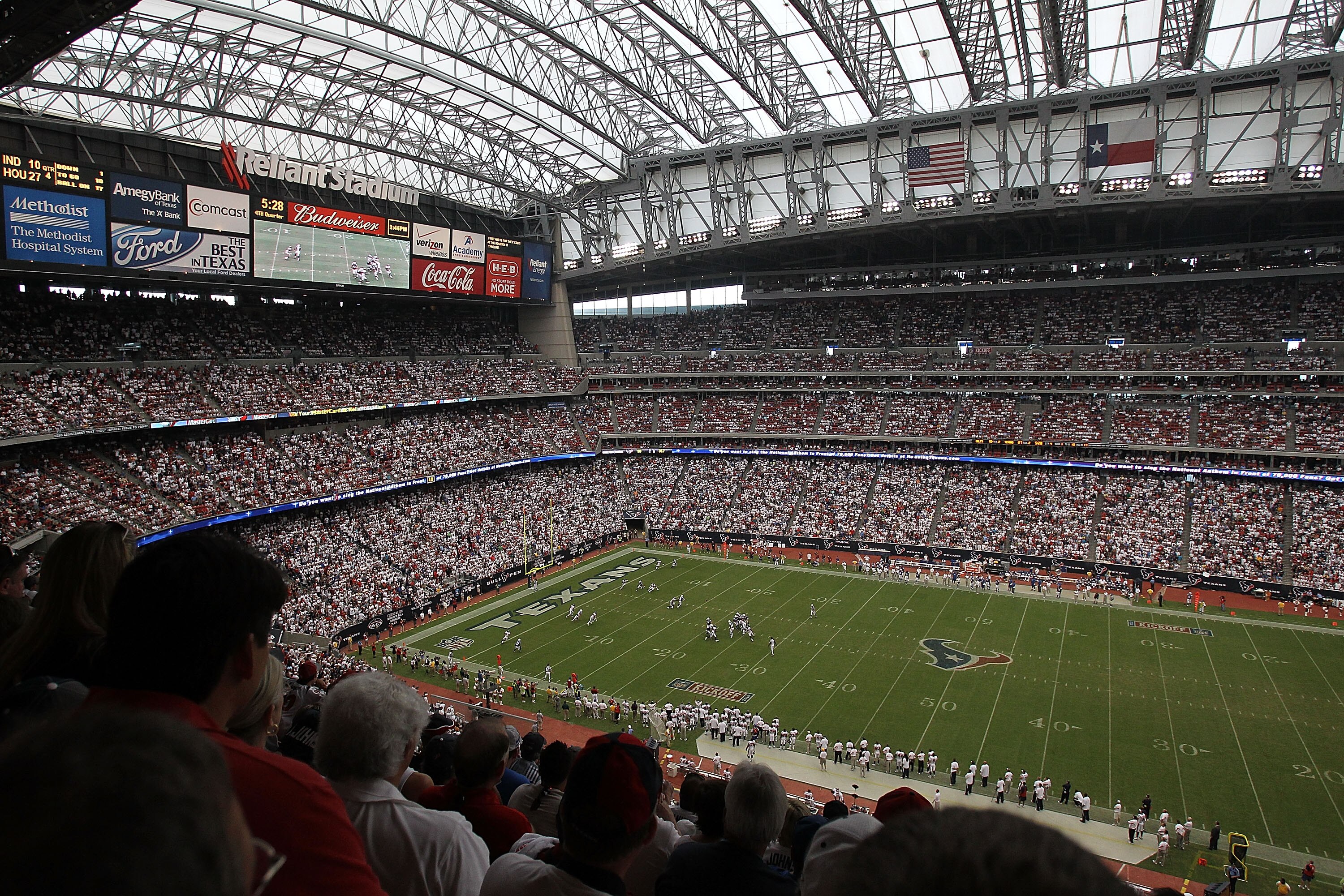 HOUSTON - SEPTEMBER 12:  A general view of play between the Indianapolis Colts and the Houston Texans during the NFL season opener at Reliant Stadium on September 12, 2010 in Houston, Texas.  (Photo by Ronald Martinez/Getty Images)