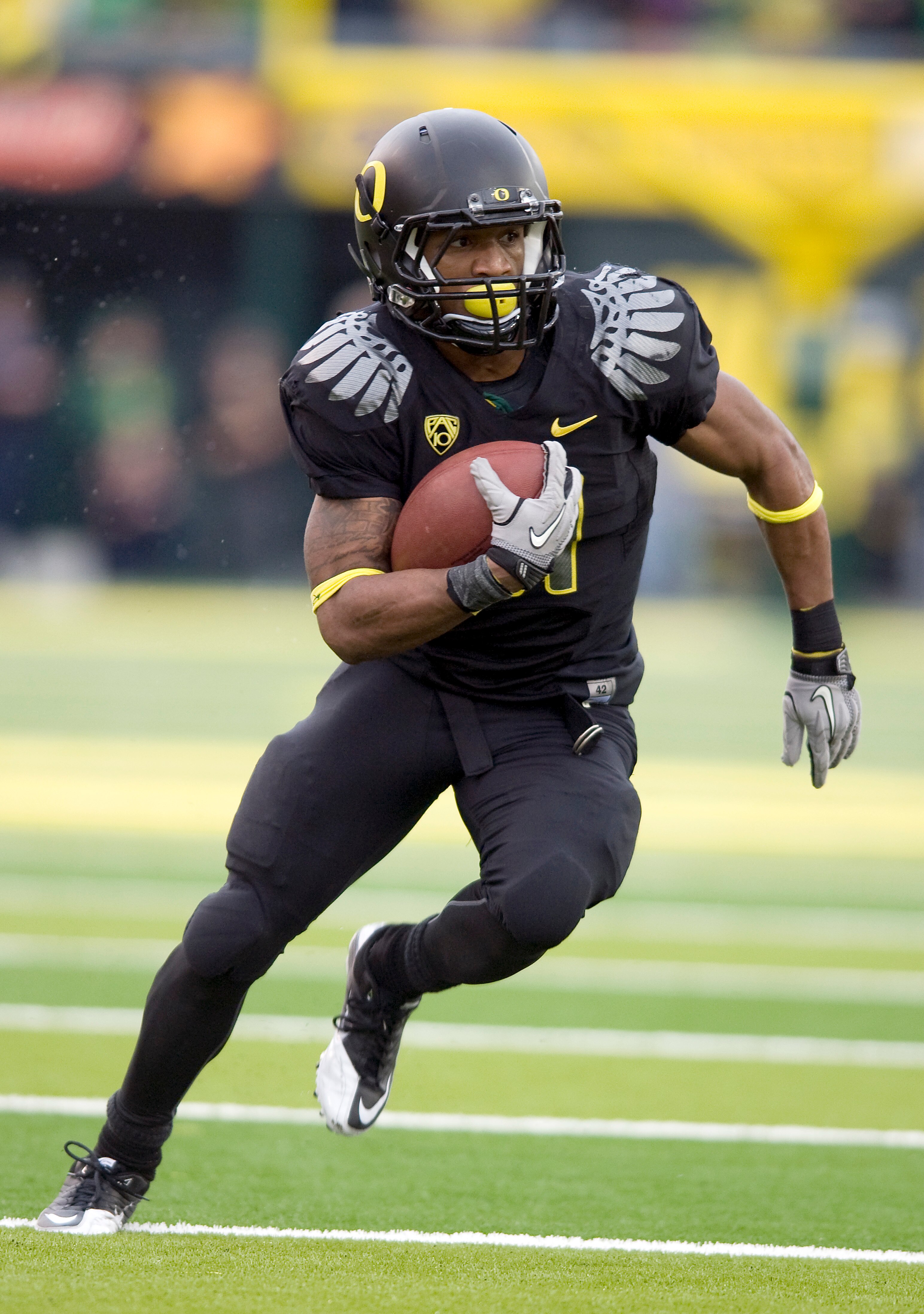 EUGENE, OR - NOVEMBER 6: Running back LaMichael James #21 of the Oregon Ducks runs with the ball in the third quarter of the game against the Washington Huskies at Autzen Stadium on November 6, 2010 in Eugene, Oregon. The Ducks won the game 53-16. (Photo