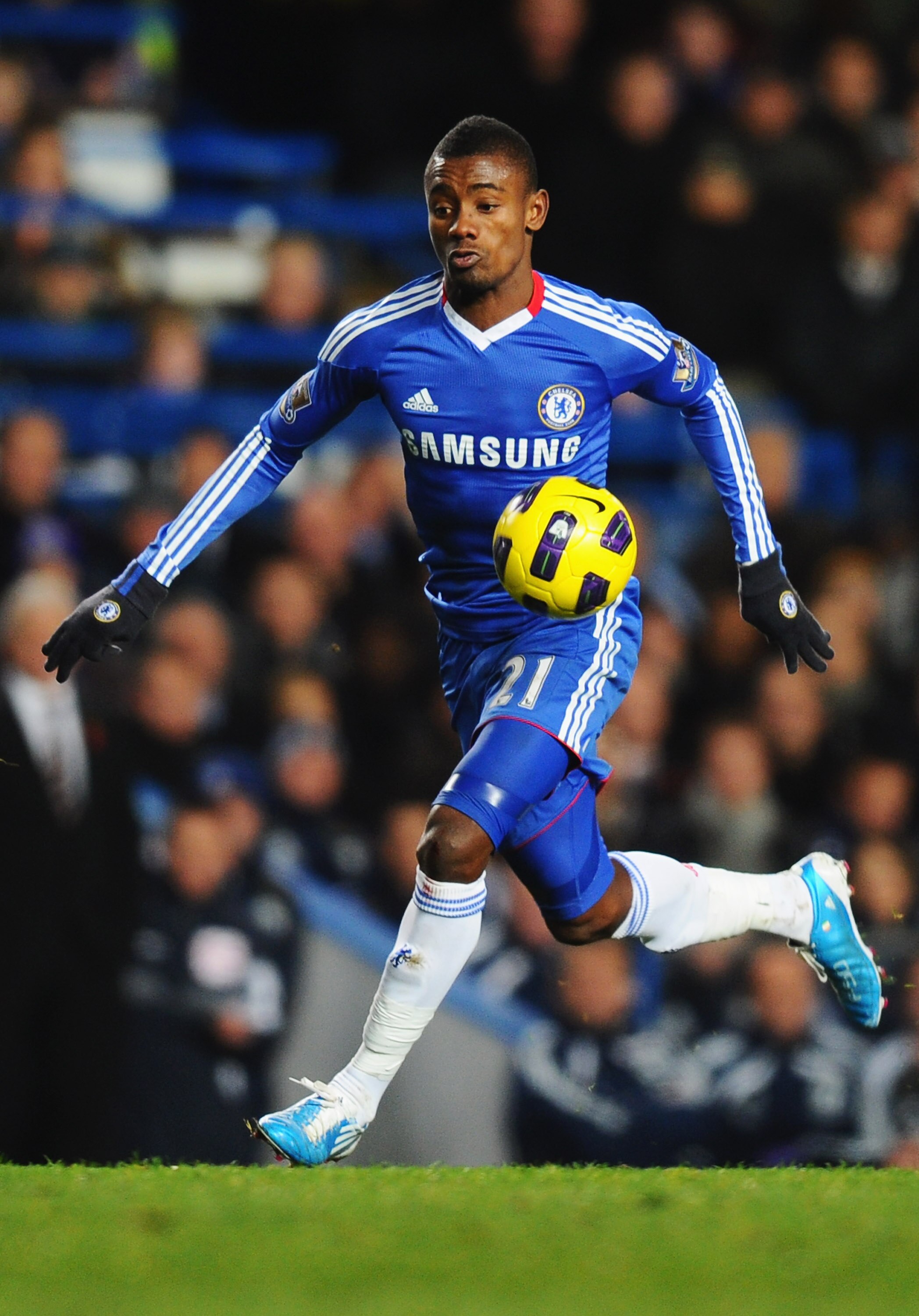 LONDON, ENGLAND - NOVEMBER 10:  Salomon Kalou of Chelsea in action during the Barclays Premier League match between Chelsea and Fulham at Stamford Bridge on November 10, 2010 in London, England.  (Photo by Mike Hewitt/Getty Images)