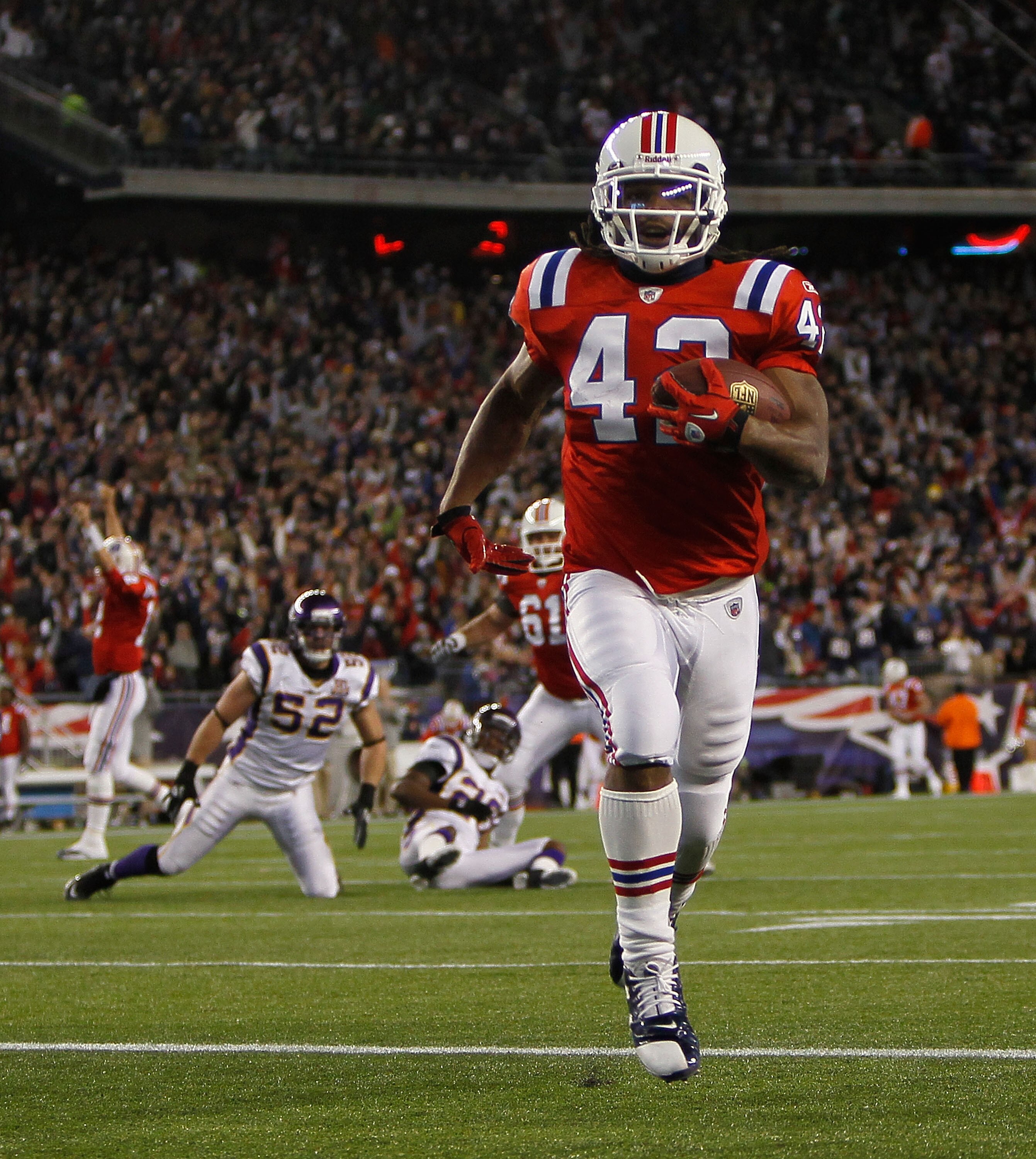 FOXBORO, MA - OCTOBER 31:  (ALTERNATE CROP) BenJarvus Green-Ellis #42 of the New England Patriots scores a touchdown the third quarter against the Minnesota Vikings at Gillette Stadium on October 31, 2010 in Foxboro, Massachusetts. (Photo by Jim Rogash/Ge
