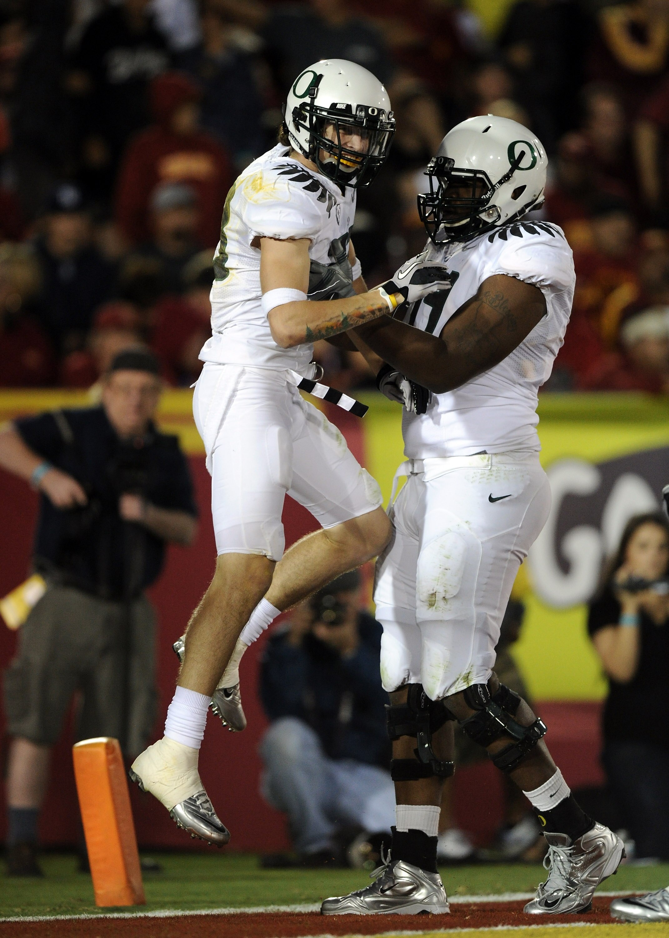 LOS ANGELES, CA - OCTOBER 30:  Jeff Maehl #23 of the Oregon Ducks celebrates his second touchdown of the game with Darrion Weems #74 for a 22-17 lead over the USC Trojans during the second quarter at Los Angeles Memorial Coliseum on October 30, 2010 in Lo