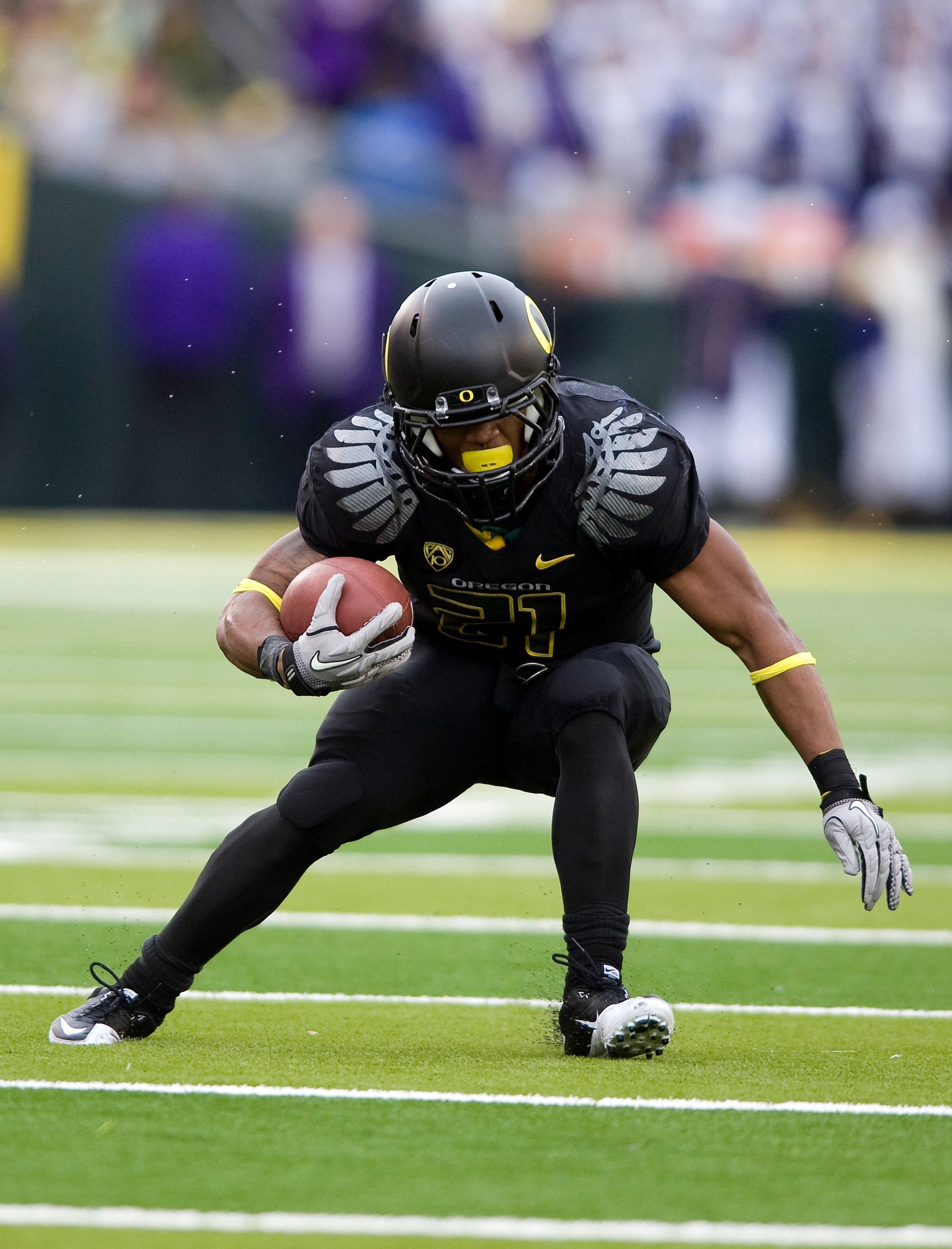 EUGENE, OR - NOVEMBER 06: Running back LaMichael James #21 of the Oregon Ducks runs with the ball in the third quarter of the game against the Washington Huskies at Autzen Stadium on November 6, 2010 in Eugene, Oregon. The Ducks won the game 53-16. (Photo