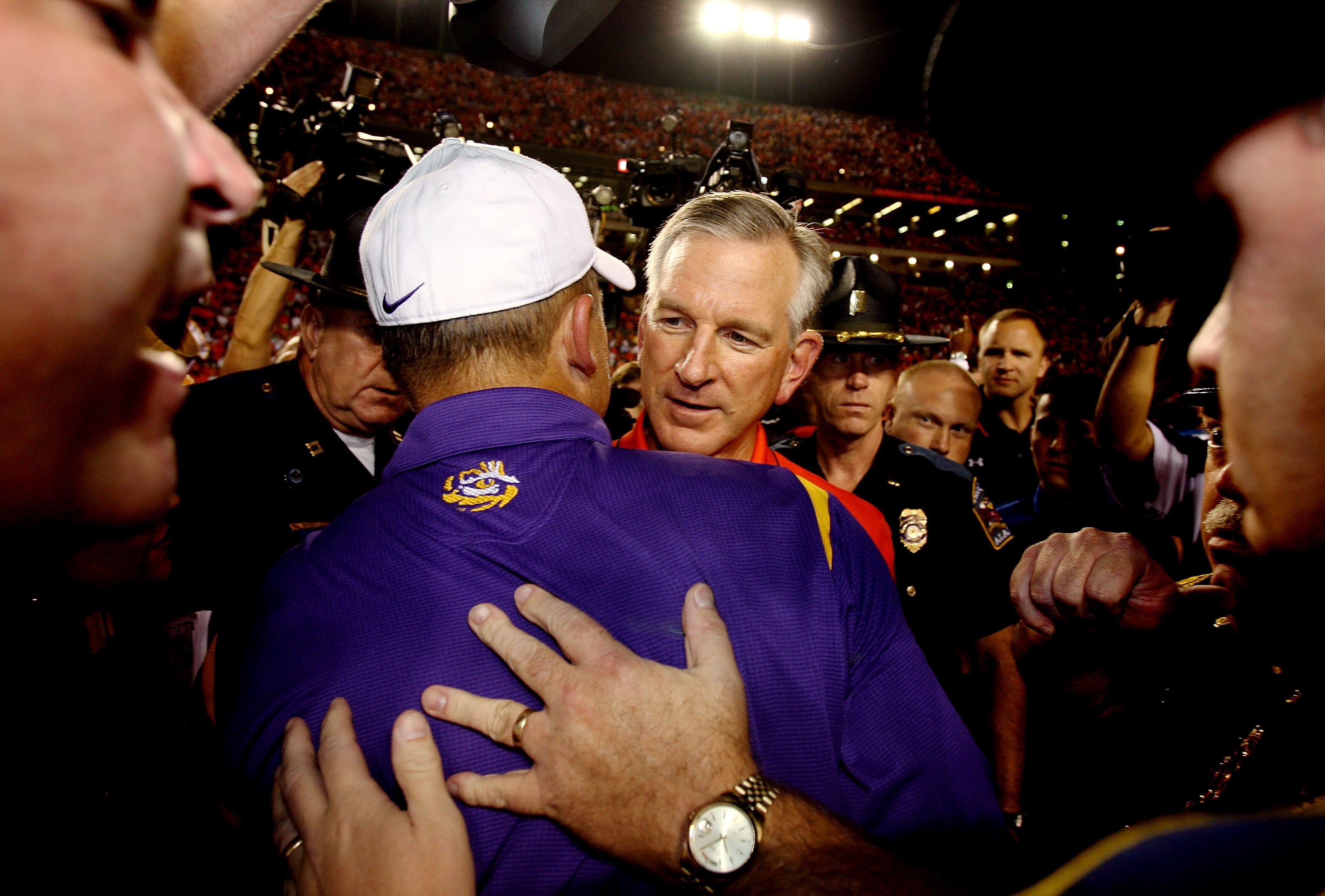 AUBURN, AL - SEPTEMBER 20: Head coach Les Miles of the LSU Tigers is congratulated by head coach Tommy Tuberville of the Auburn Tigers after LSU's victory at Jordan-Hare Stadium on September 20, 2008 in Auburn, Alabama. (Photo by Doug Benc/Getty Images)
