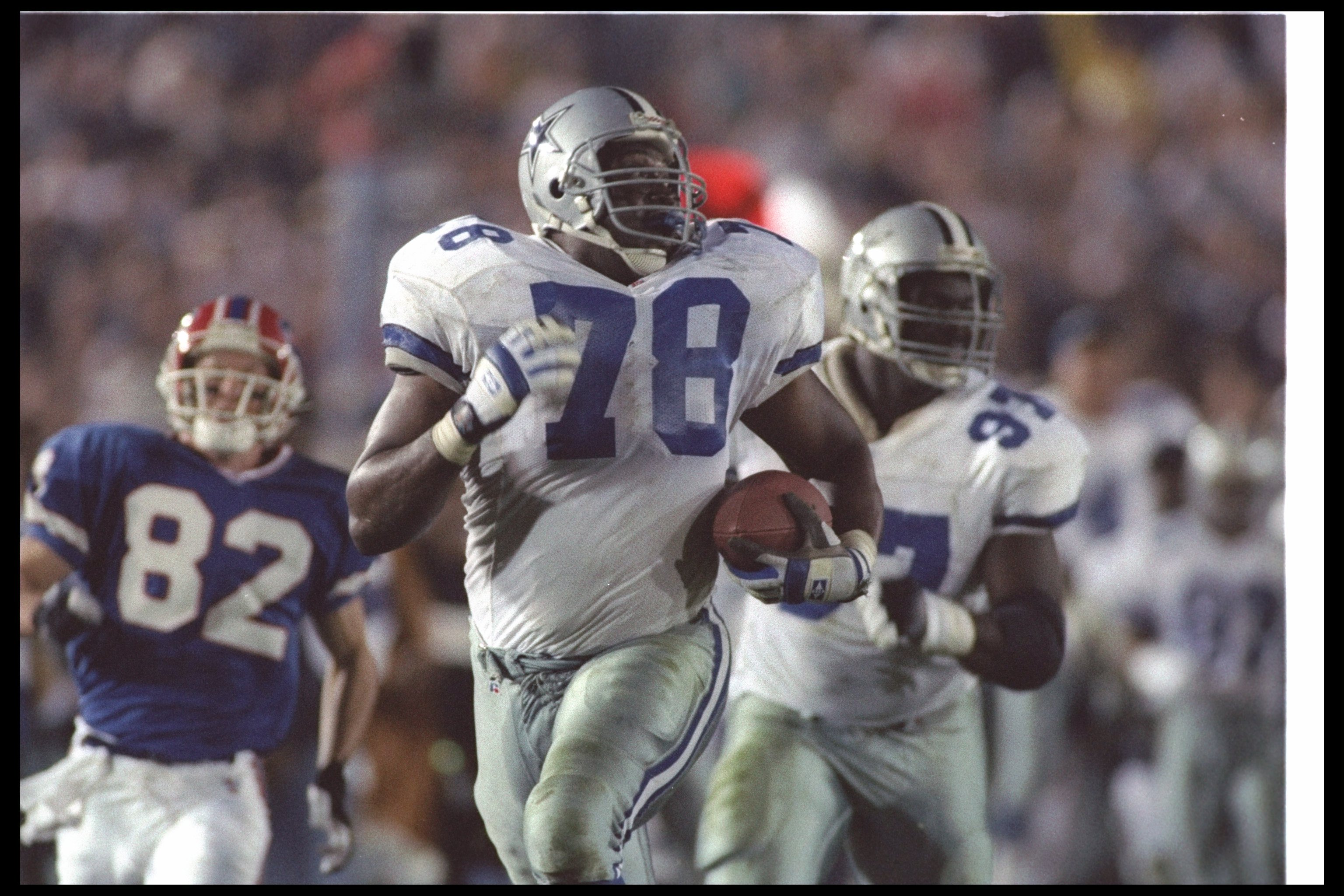 31 Jan 1993:  Defensive lineman Leon Lett of the Dallas Cowboys runs with the ball after recovering a fumble during Super Bowl XXVII against the Buffalo Bills at the Rose Bowl in Pasadena, California.  Wide receiver Don Beebe #82 of the Buffalo Bills, str