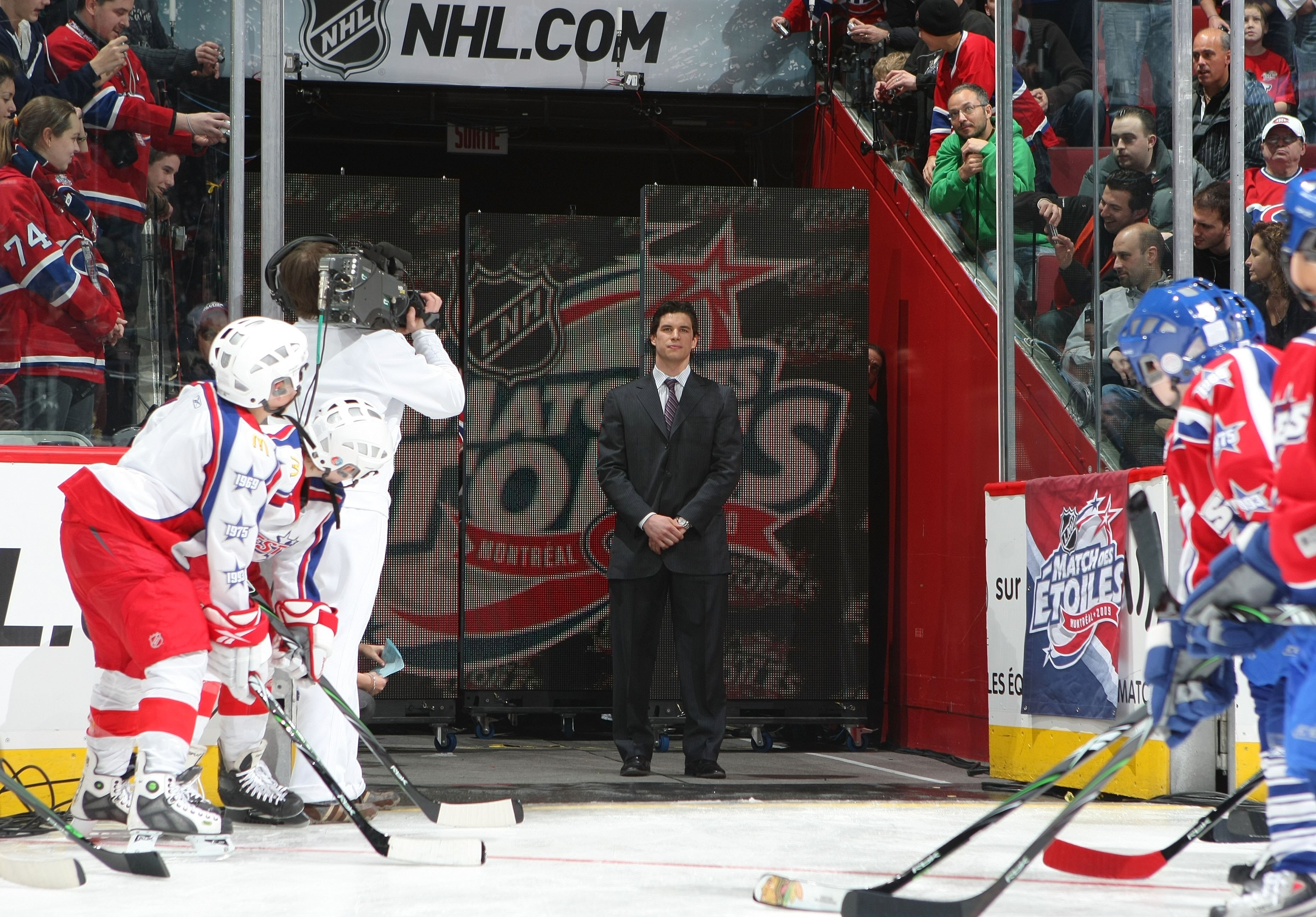 MONTREAL - JANUARY 25:  Sidney Crosby of the Eastern Conference All-Stars is introduced at the start of the 2009 NHL All-Star game at the Bell Centre on January 25, 2009 in Montreal, Canada. (Photo by Dave Sandford/Getty Images)