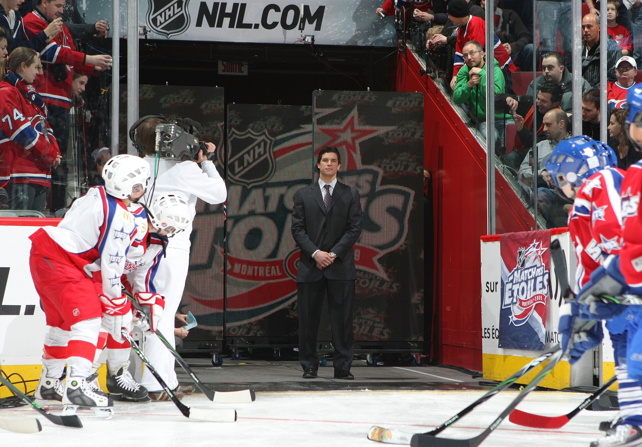 MONTREAL - JANUARY 25:  Sidney Crosby of the Eastern Conference All-Stars is introduced at the start of the 2009 NHL All-Star game at the Bell Centre on January 25, 2009 in Montreal, Canada. (Photo by Dave Sandford/Getty Images)