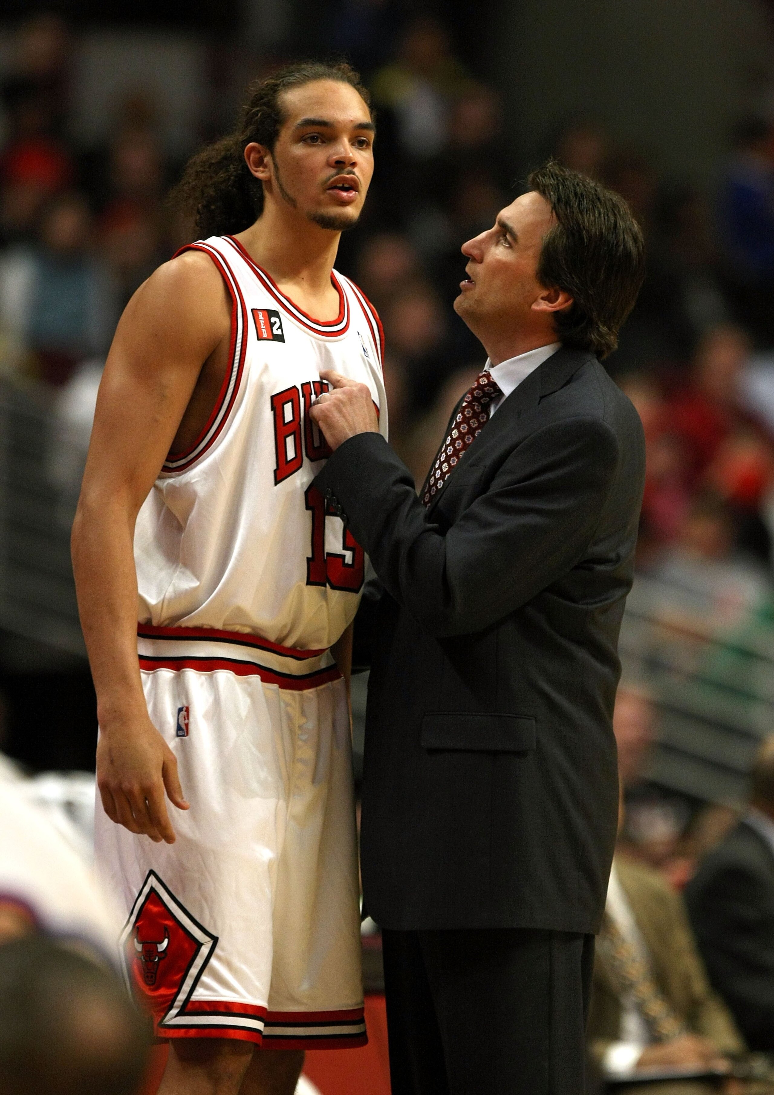 CHICAGO - MARCH 06:  Head coach Vinny Del Negro of the Chicago Bulls talks with Joakim Noah #13 against the Milwaukee Bucks at the United Center on March 6, 2009 in Chicago, Illinois.  NOTE TO USER: User expressly acknowledges and agreees that, by downloa