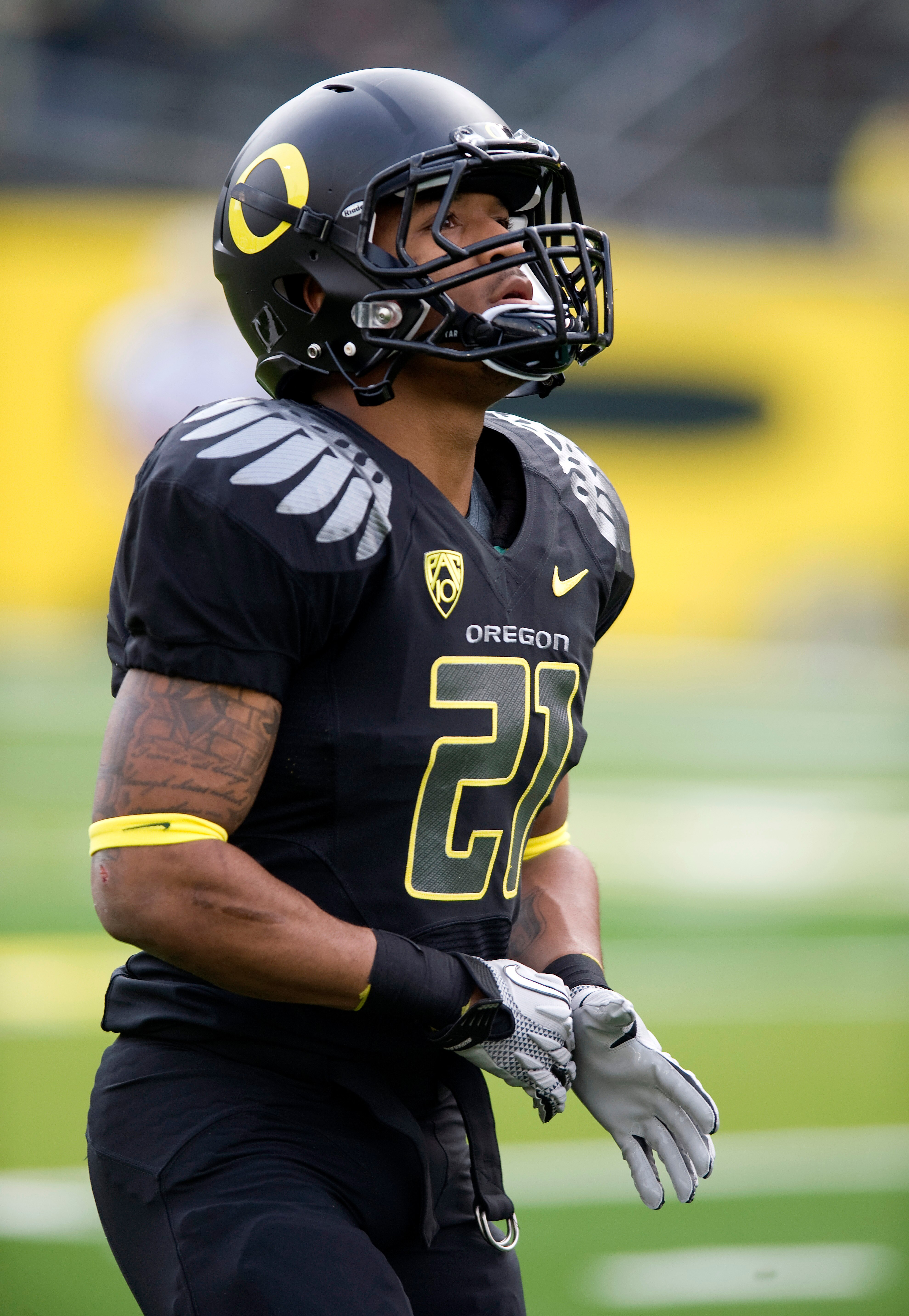 EUGENE, OR - NOVEMBER 6: Running back LaMichael James #21 of the Oregon Ducks warms up before the start of the game against the Washington Huskies at Autzen Stadium on November 6, 2010 in Eugene, Oregon. (Photo by Steve Dykes/Getty Images)