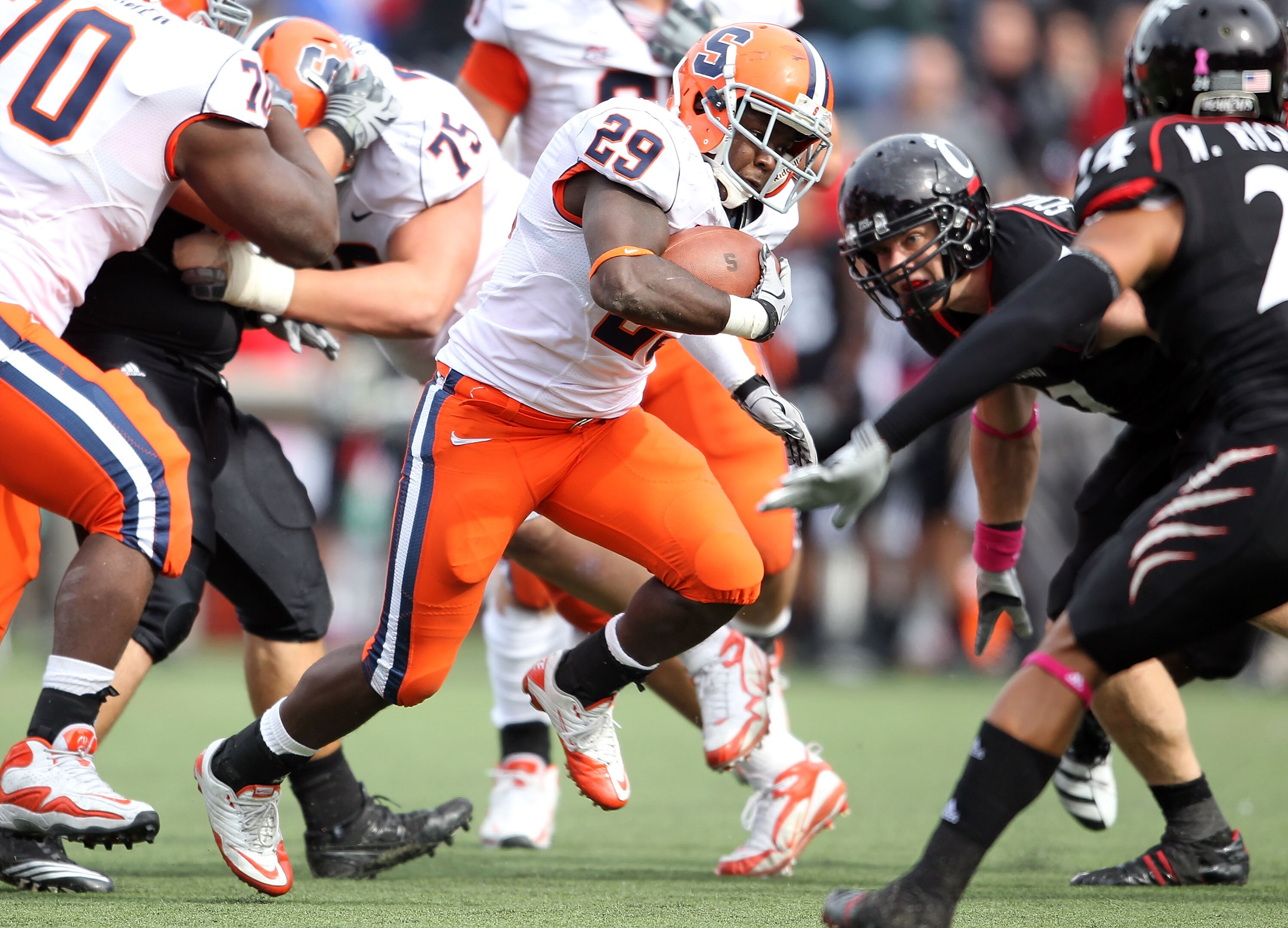 CINCINNATI - OCTOBER 30:  Antwon Bailey #29 of the Syracuse Orange runs with the ball during the Big East Conference game against the Cincinnati Bearcats at Nippert Stadium on October 30, 2010 in Cincinnati, Ohio.  (Photo by Andy Lyons/Getty Images)