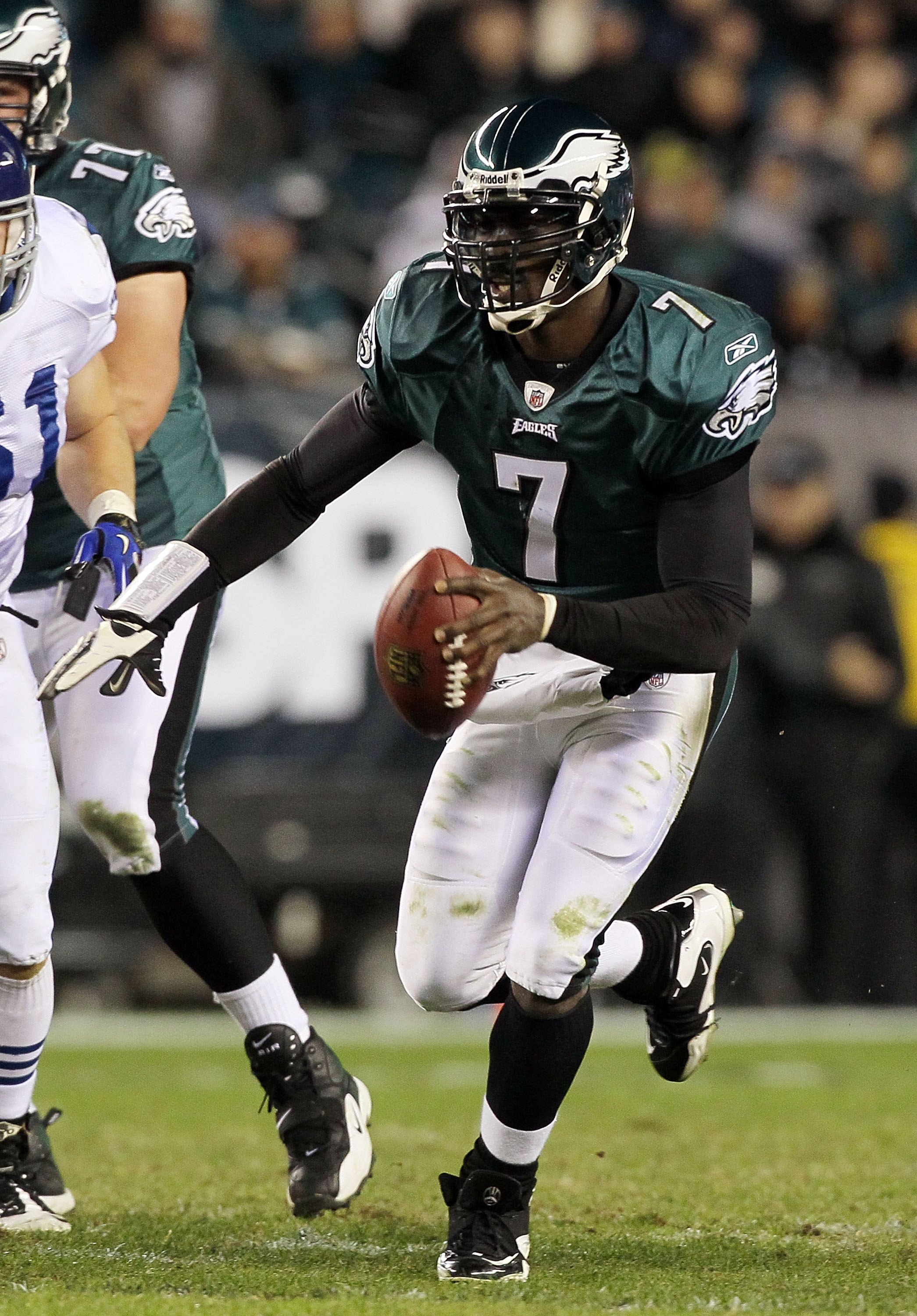 PHILADELPHIA - NOVEMBER 07:  Michael Vick #7 of the Philadelphia Eagles runs the ball against the Indianapolis Colts on November 7, 2010 at Lincoln Financial Field in Philadelphia, Pennsylvania. The Eagles defeated the Colts 26-24.  (Photo by Jim McIsaac/