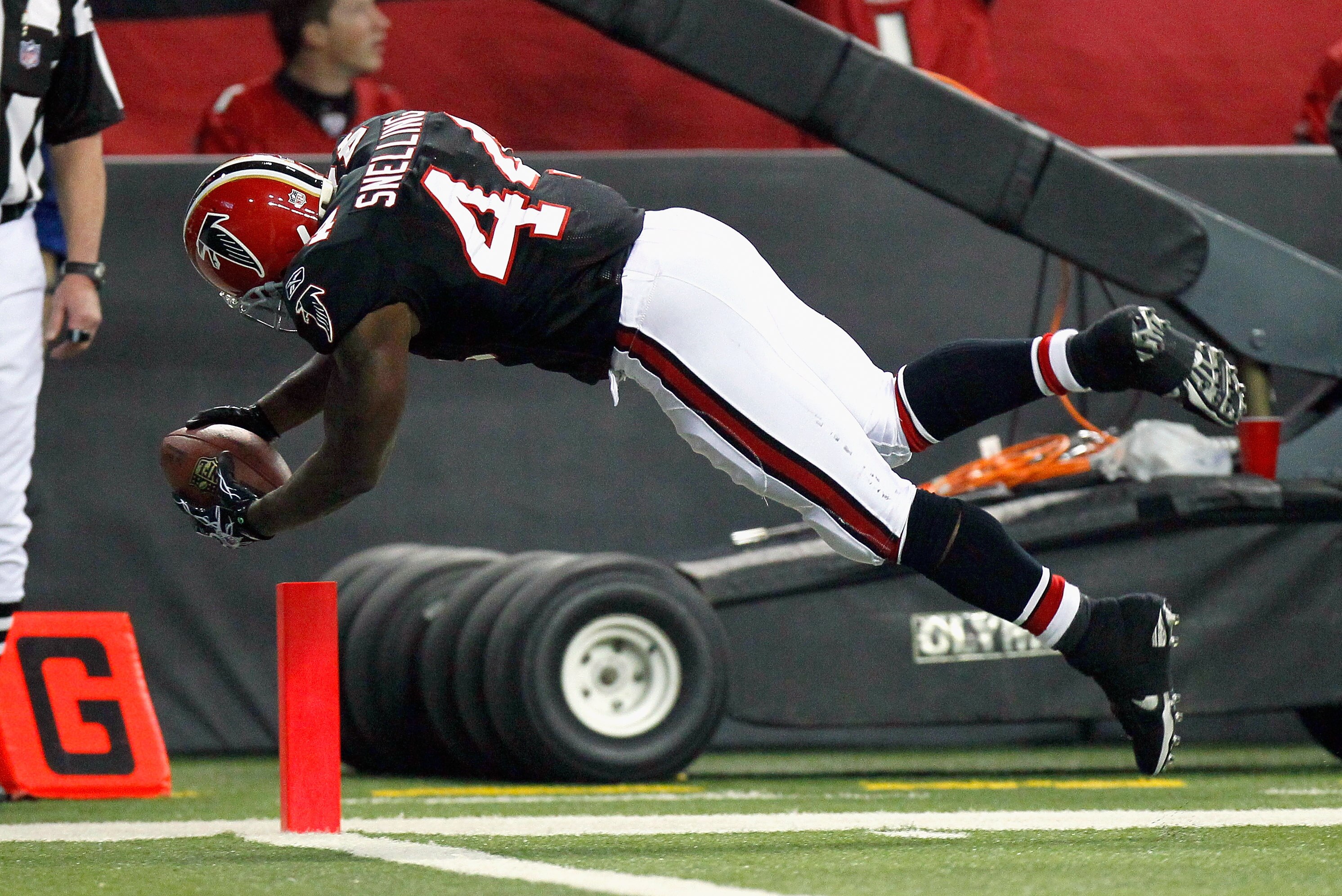 ATLANTA - NOVEMBER 11:  Jason Snelling #44 of the Atlanta Falcons dives across the end zone for a touchdown against the Baltimore Ravens at Georgia Dome on November 11, 2010 in Atlanta, Georgia.  (Photo by Kevin C. Cox/Getty Images)
