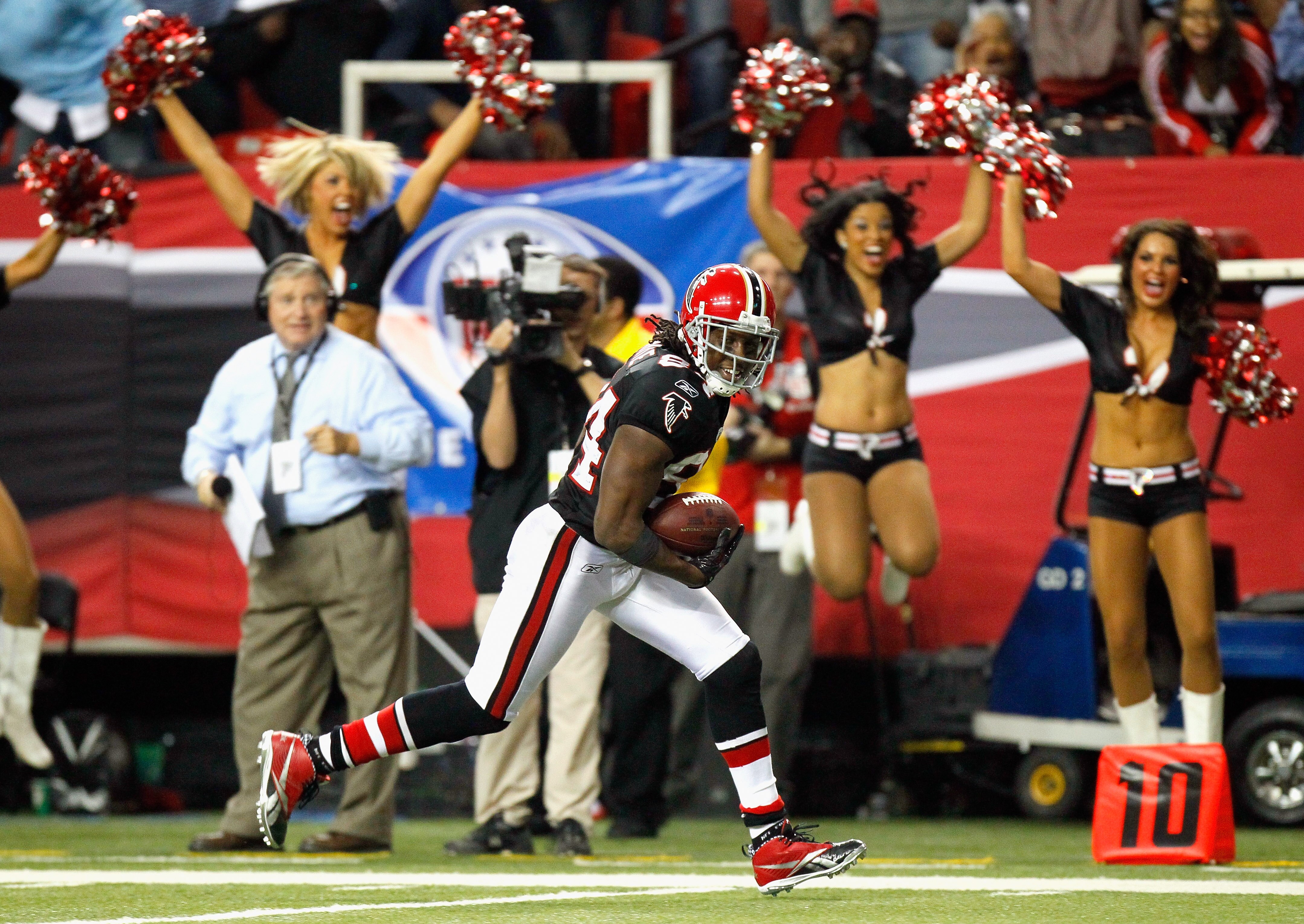 ATLANTA - NOVEMBER 11:  Roddy White #84 of the Atlanta Falcons runs in the go-ahead touchdown reception in the final seconds against the Baltimore Ravens at Georgia Dome on November 11, 2010 in Atlanta, Georgia.  (Photo by Kevin C. Cox/Getty Images)