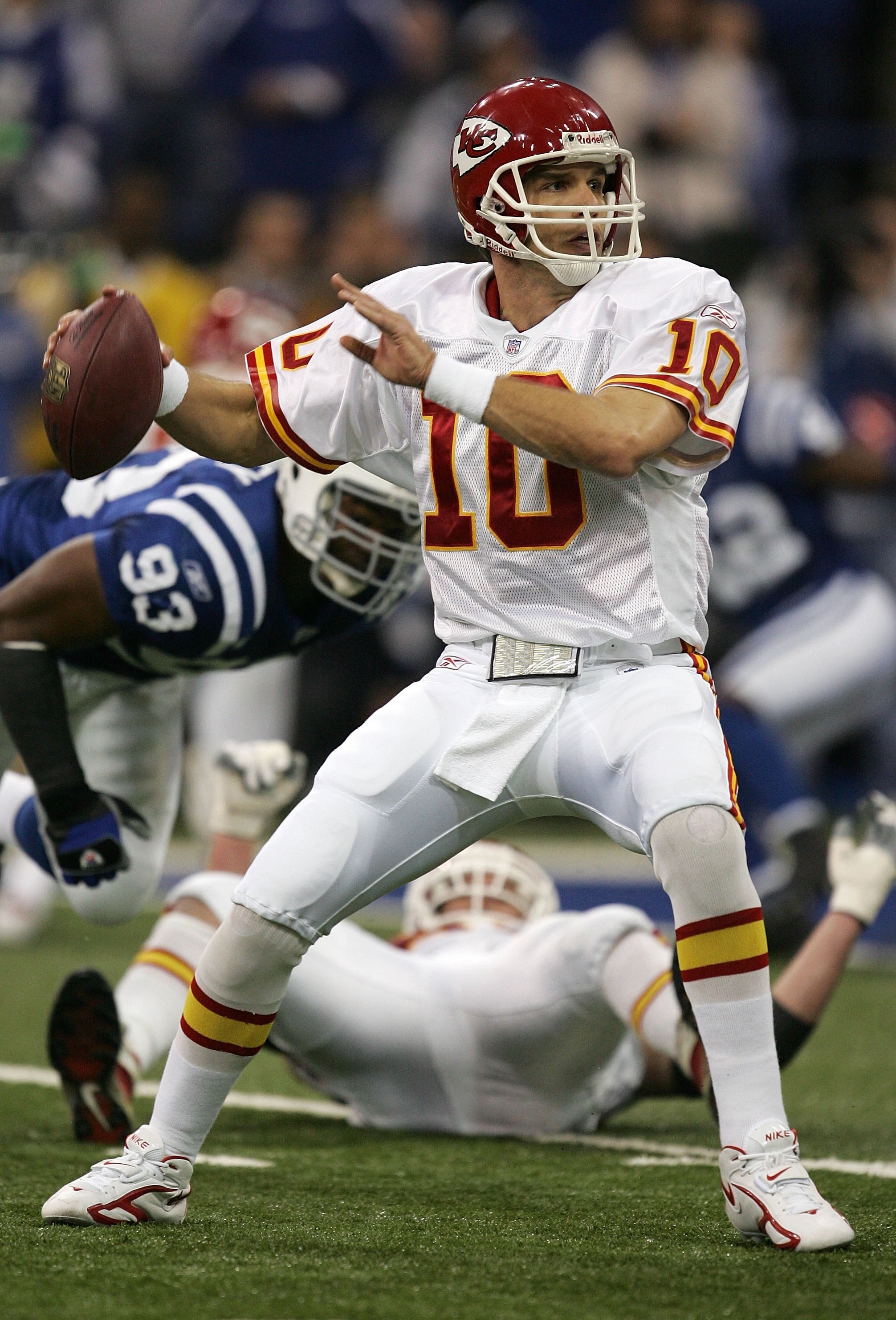INDIANAPOLIS - JANUARY 06:  Quarterback Trent Green #10 of the Kansas City Chiefs throws a pass against the Indianapolis Colts during their AFC Wild Card Playoff Game January 6, 2007 at RCA Dome in Indianapolis, Indiana.  (Photo by Jonathan Daniel/Getty I