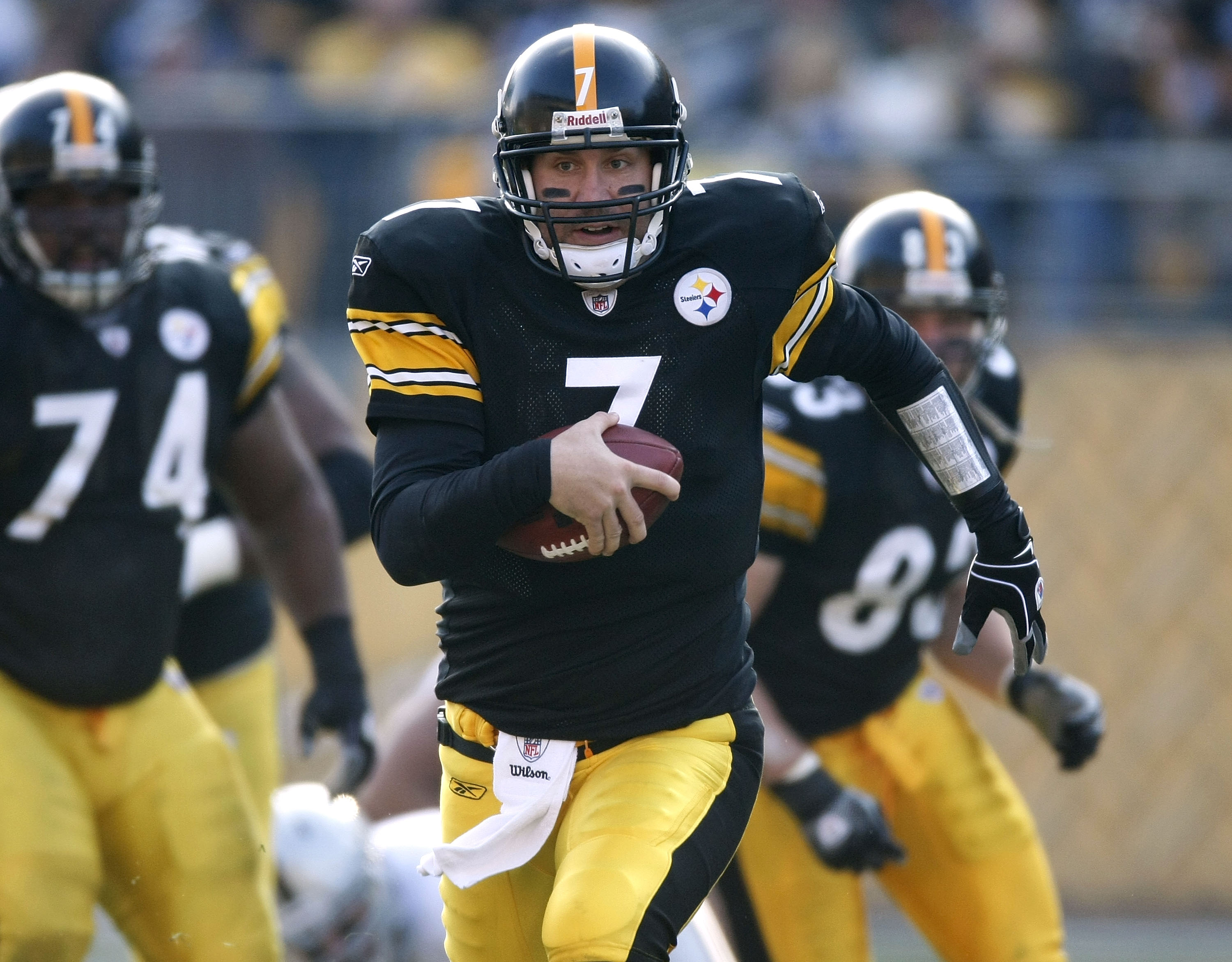 PITTSBURGH - DECEMBER 06:  Ben Roethlisberger #7 of the Pittsburgh Steelers takes off on a second quarter run  while playing the Oakland Raiders on December 6, 2009 at Heinz Field in Pittsburgh, Pennsylvania.  (Photo by Gregory Shamus/Getty Images)