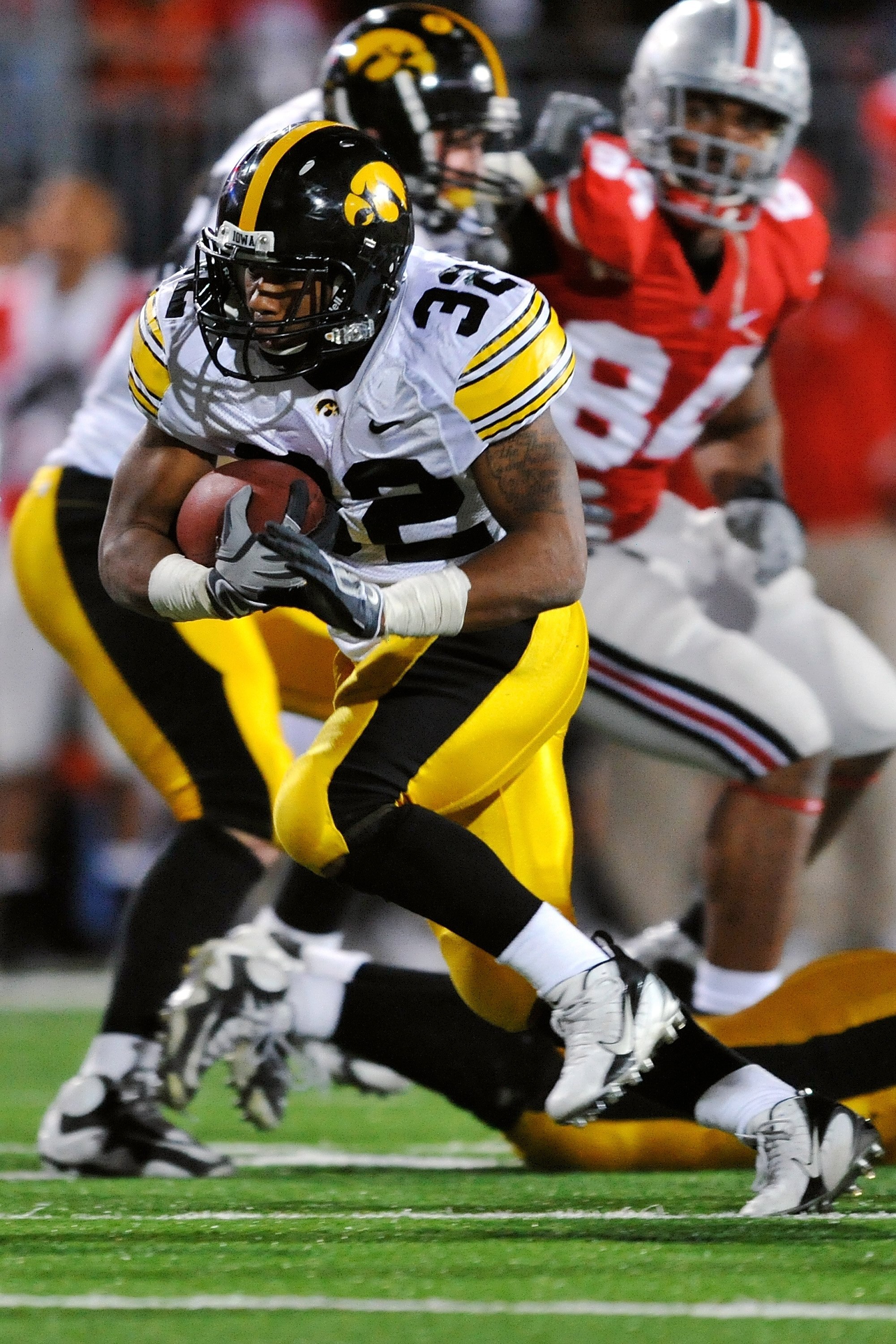 COLUMBUS, OH - NOVEMBER 14:  Running back Adam Robinson #32 of the Iowa Hawkeyes runs with the ball against the Ohio State Buckeyes at Ohio Stadium on November 14, 2009 in Columbus, Ohio.  (Photo by Jamie Sabau/Getty Images)