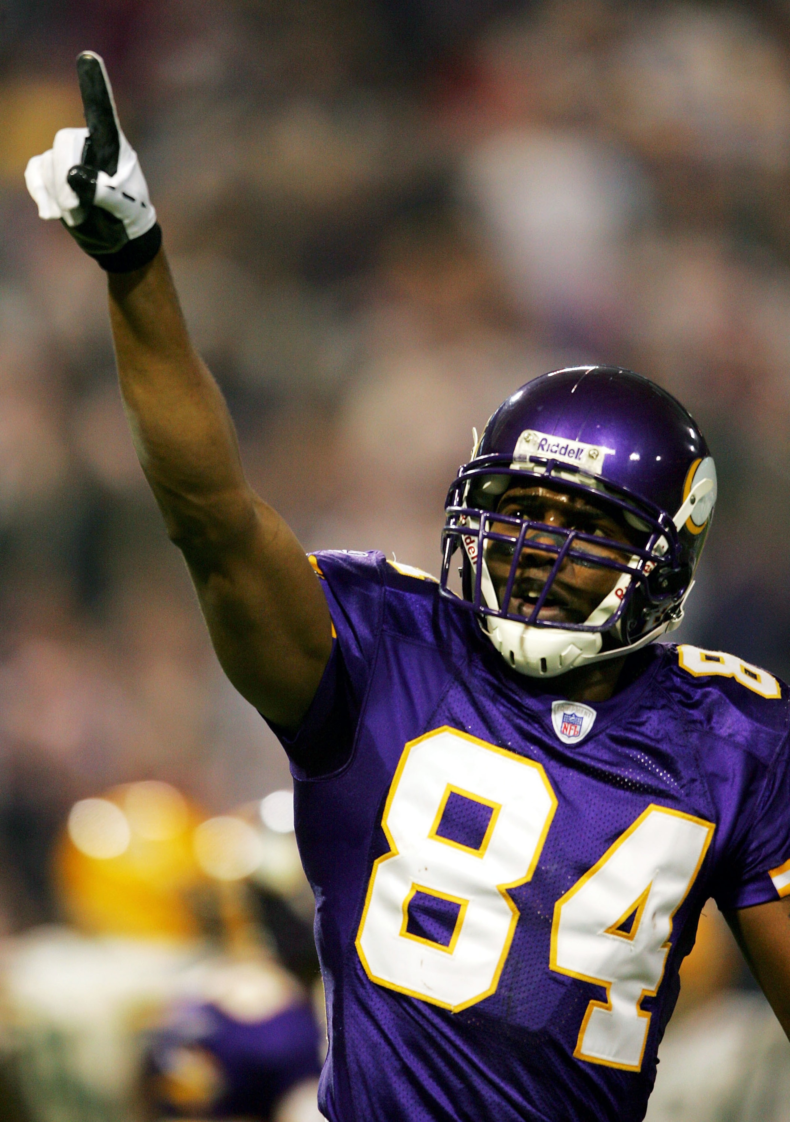 MINNEAPOLIS - DECEMBER 24:  Randy Moss #84 of the Minnesota Viingscelebrates a touchdown against the Green Bay Packers December 24, 2004 at the Hubert H Humphrey Metrodome in Minneapolis, Minnesota. (Photo by Matthew Stockman/Getty Images)