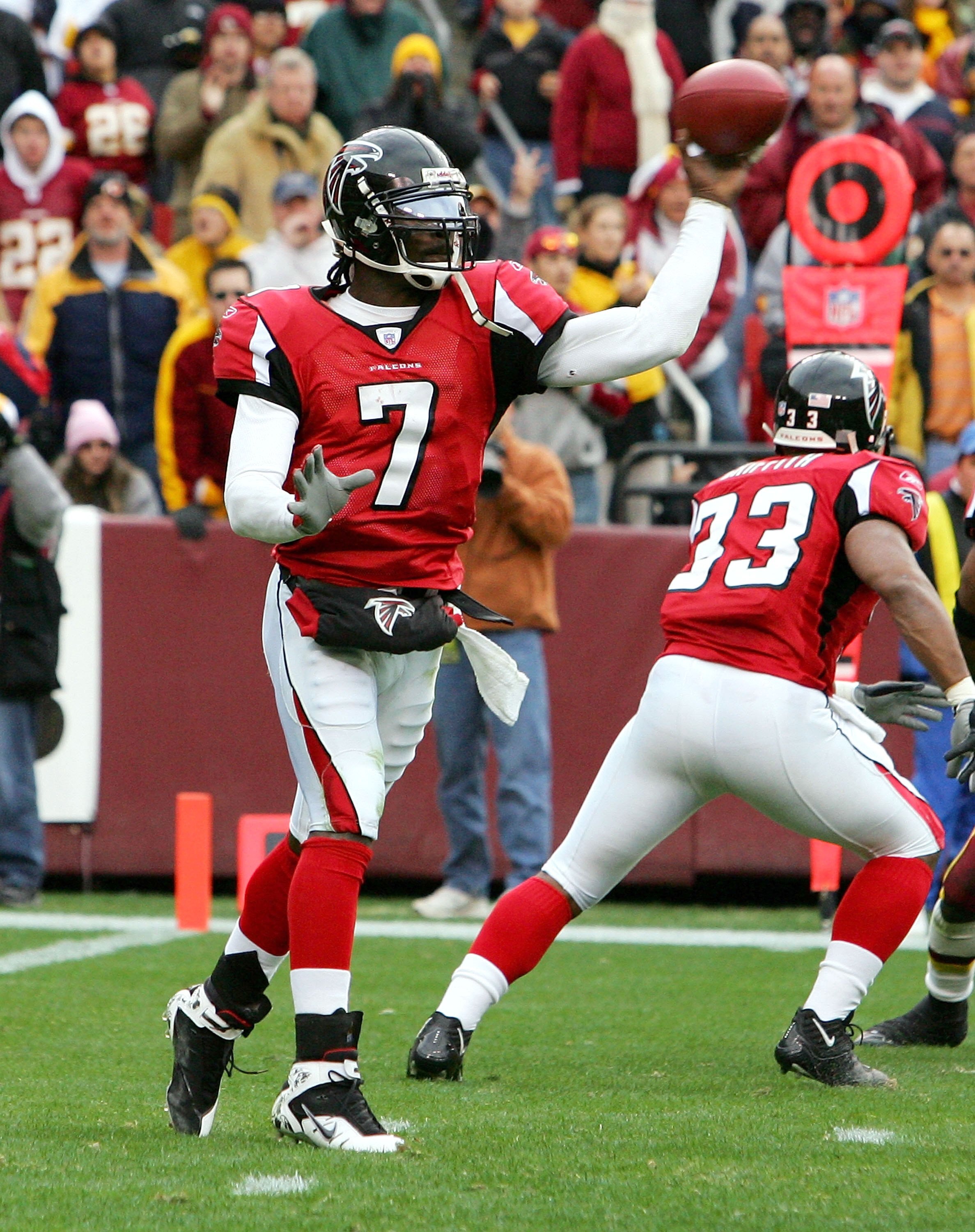 LANDOVER, MD - DECEMBER 03:  Michael Vick #7 of the Atlanta Falcons throws a pass against the Washington Redskins on December 3, 2006 at FedEx Field in Landover, Maryland. The Falcons defeated the Redskins 24-14.  (Photo by Jim McIsaac/Getty Images)