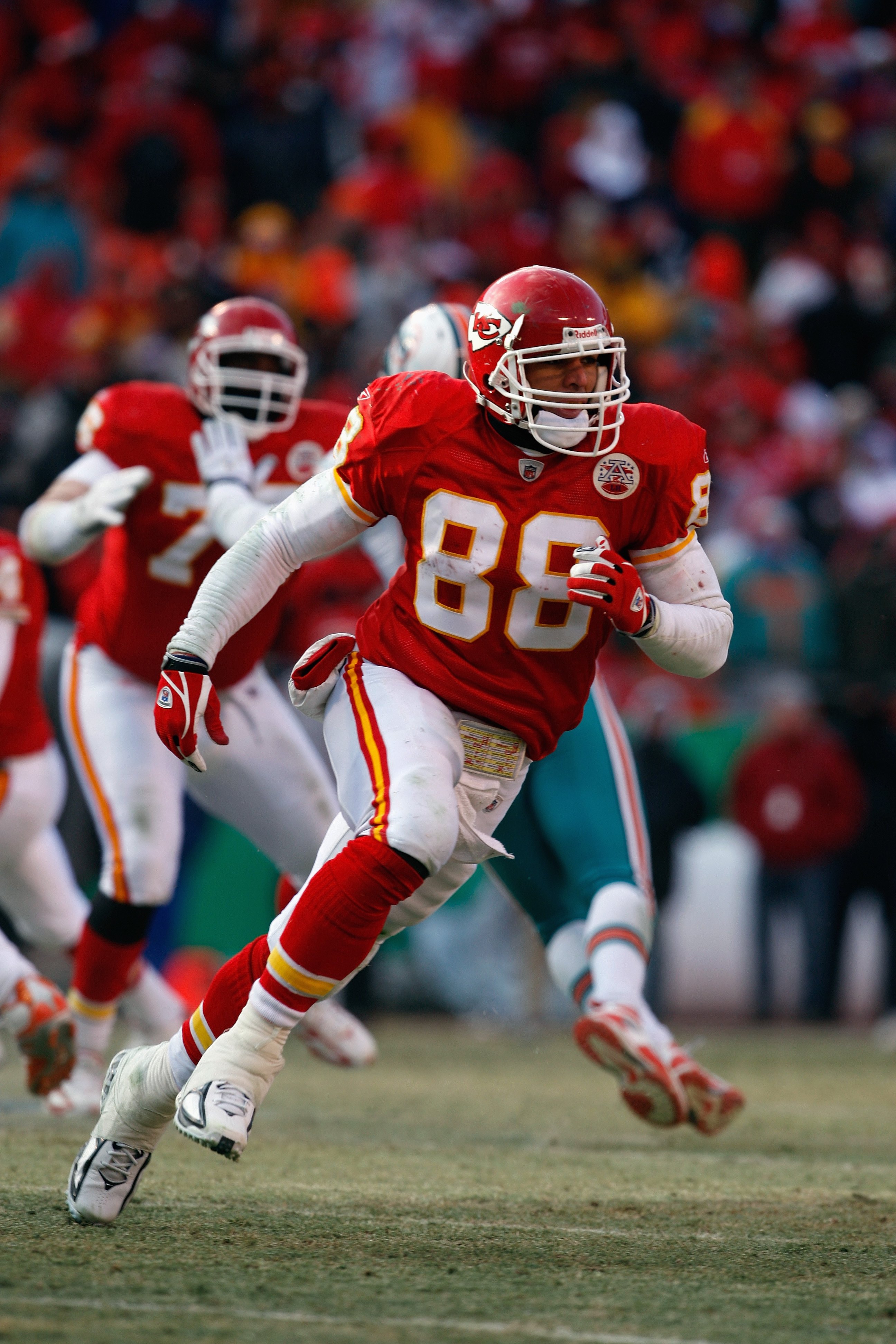 KANSAS CITY, MO - DECEMBER 21:  Tony Gonzalez #88 of the Kansas City Chiefs runs downfield during the game against the Miami Dolphins on December 21, 2008 at Arrowhead Stadium in Kansas City, Missouri. (Photo by Jamie Squire/Getty Images)