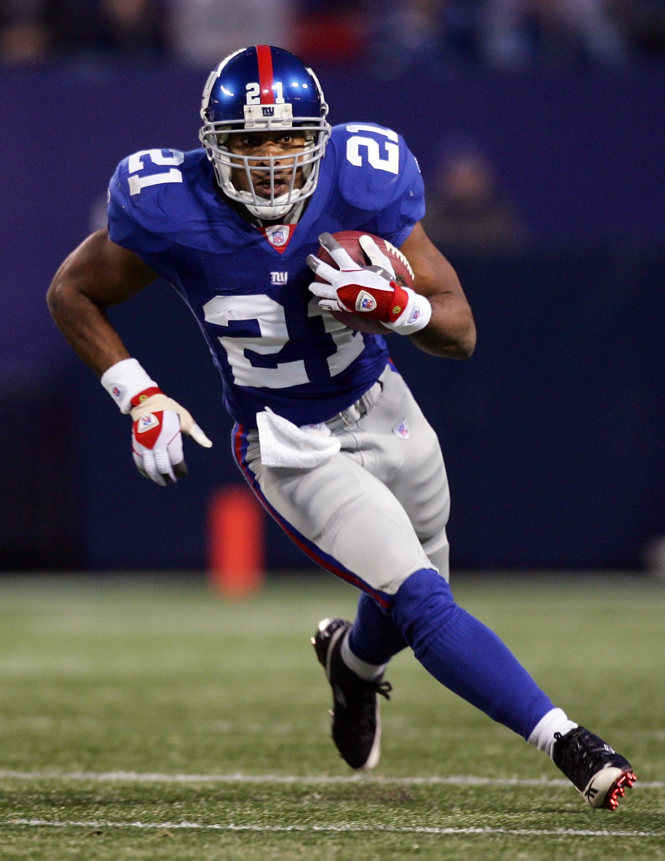 EAST RUTHERFORD, NJ - DECEMBER 17: Tiki Barber #21of the New York Giants runs the ball against the Philadelphia Eagles on December 17, 2006 at Giants Stadium in East Rutherford, New Jersey. (Photo by Jim McIsaac/Getty Images)