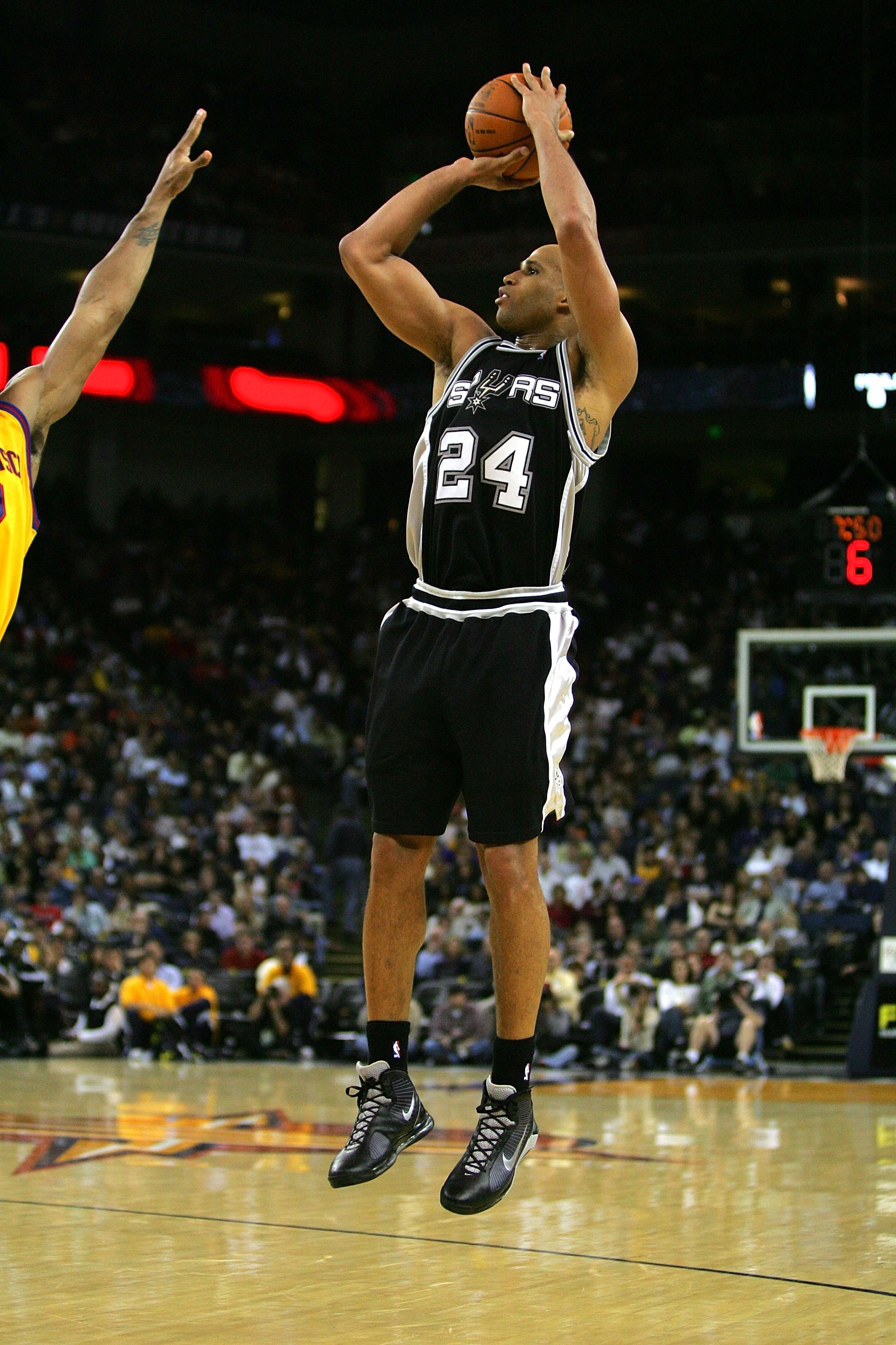 OAKLAND, CA - DECEMBER 16:  Richard Jefferson #24 of the San Antonio Spurs in action during their game against the Golden State Warriors at Oracle Arena on December 16, 2009 in Oakland, California. NOTE TO USER: User expressly acknowledges and agrees that