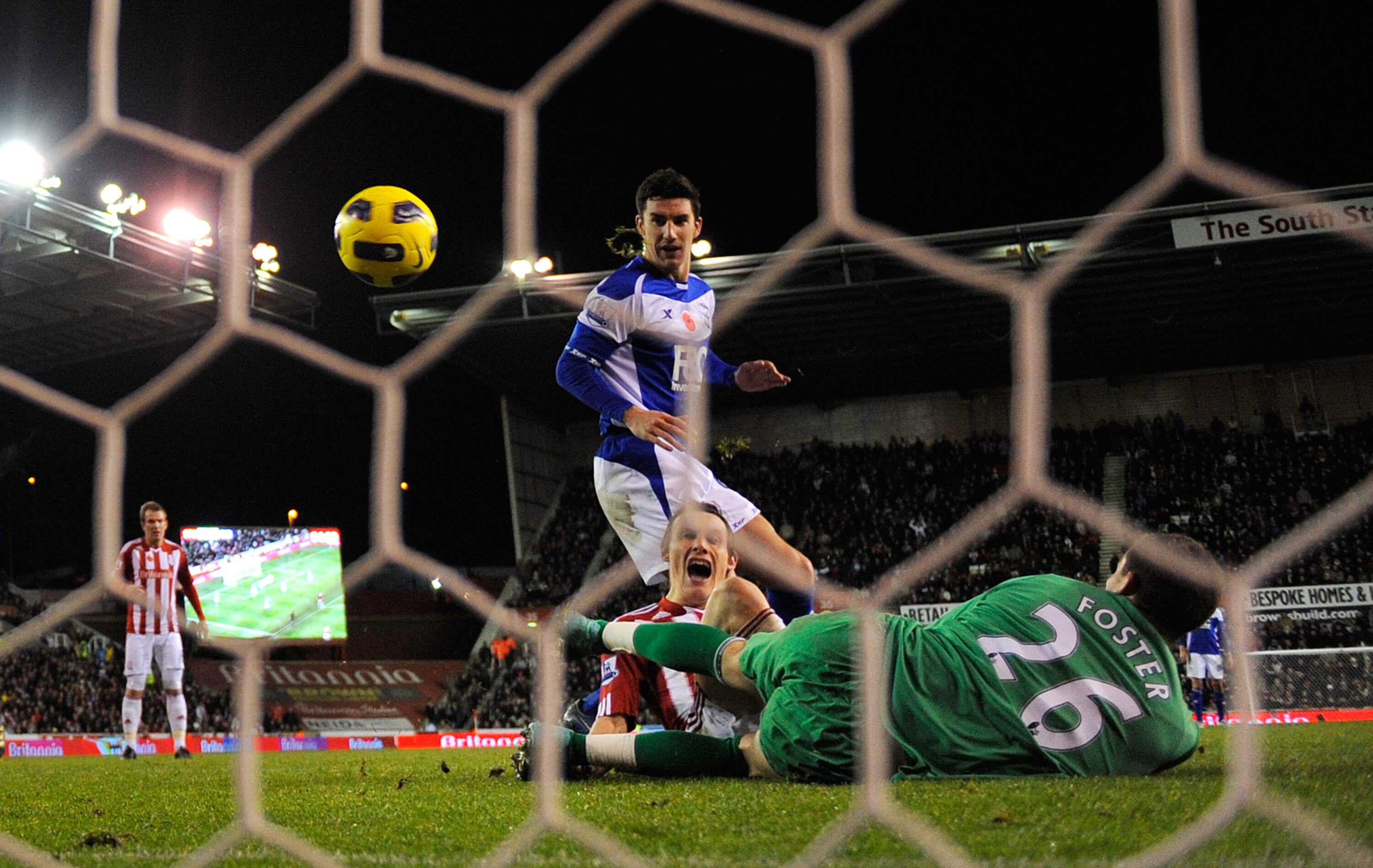 STOKE ON TRENT, ENGLAND - NOVEMBER 09:  Dean Whitehead of Stoke scores to make it 3-2 during the Barclays Premier League match between Stoke City and Birmingham City at the Britannia Stadium on November 9, 2010 in Stoke on Trent, England.  (Photo by Micha