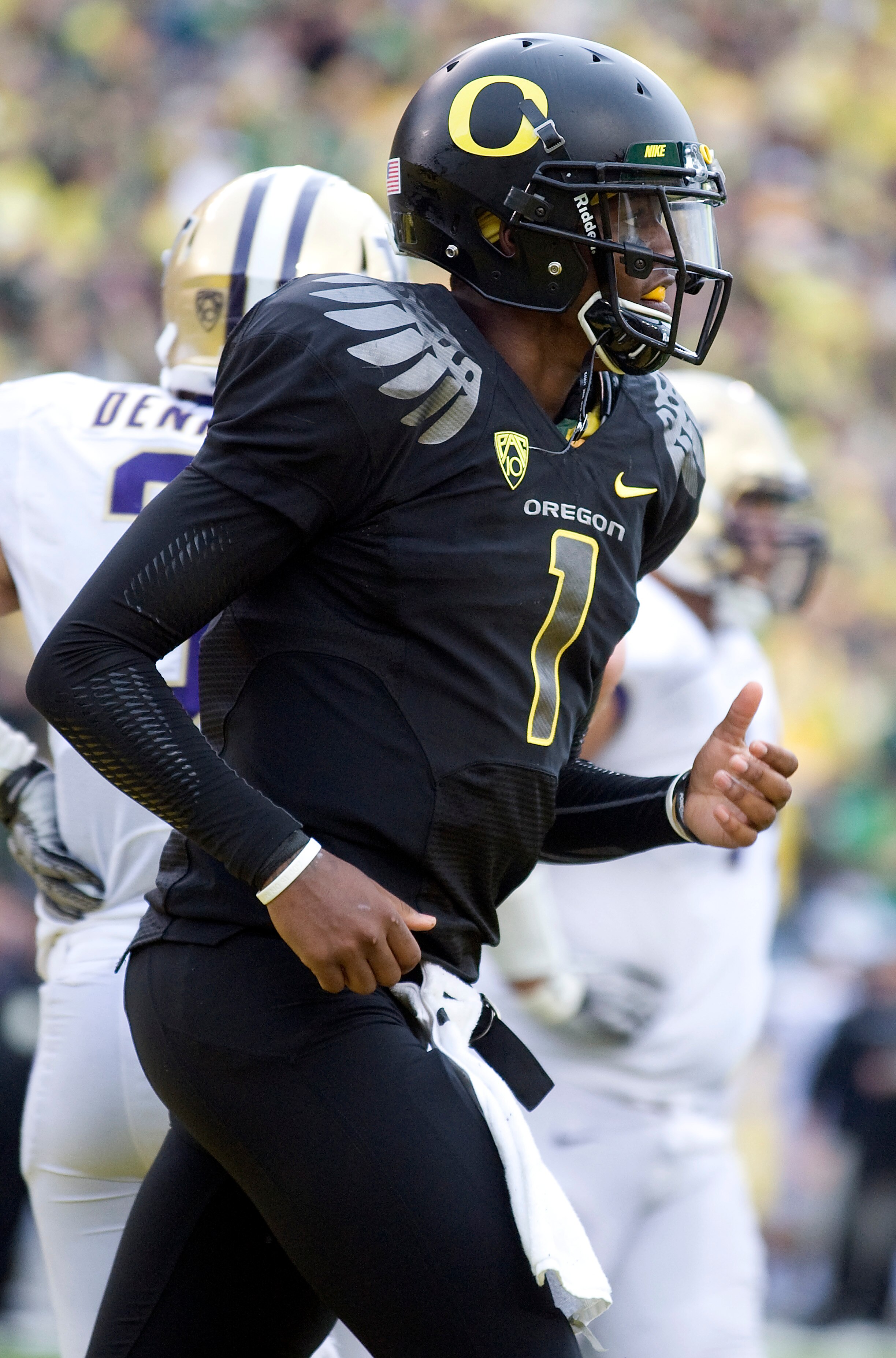EUGENE, OR - NOVEMBER 06: Quarterback Darron Thomas #1 of the Oregon Ducks runs off the field after scoring a touchdown in the third quarter of the game at Autzen Stadium on November 6, 2010 in Eugene, Oregon. The Ducks won the game 53-16. (Photo by Steve