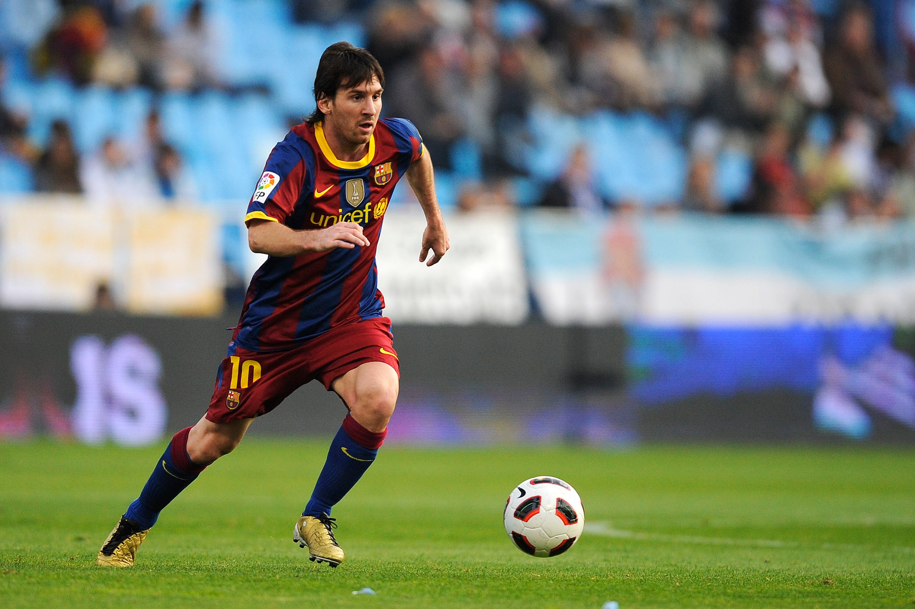 ZARAGOZA, SPAIN - OCTOBER 23:  Lionel Mesi of Barcelona runs with the ball during the La Liga match between Real Zaragoza and Barcelona at La Romareda on October 23, 2010 in Zaragoza, Spain. Barcelona won the match 2-0.  (Photo by David Ramos/Getty Images