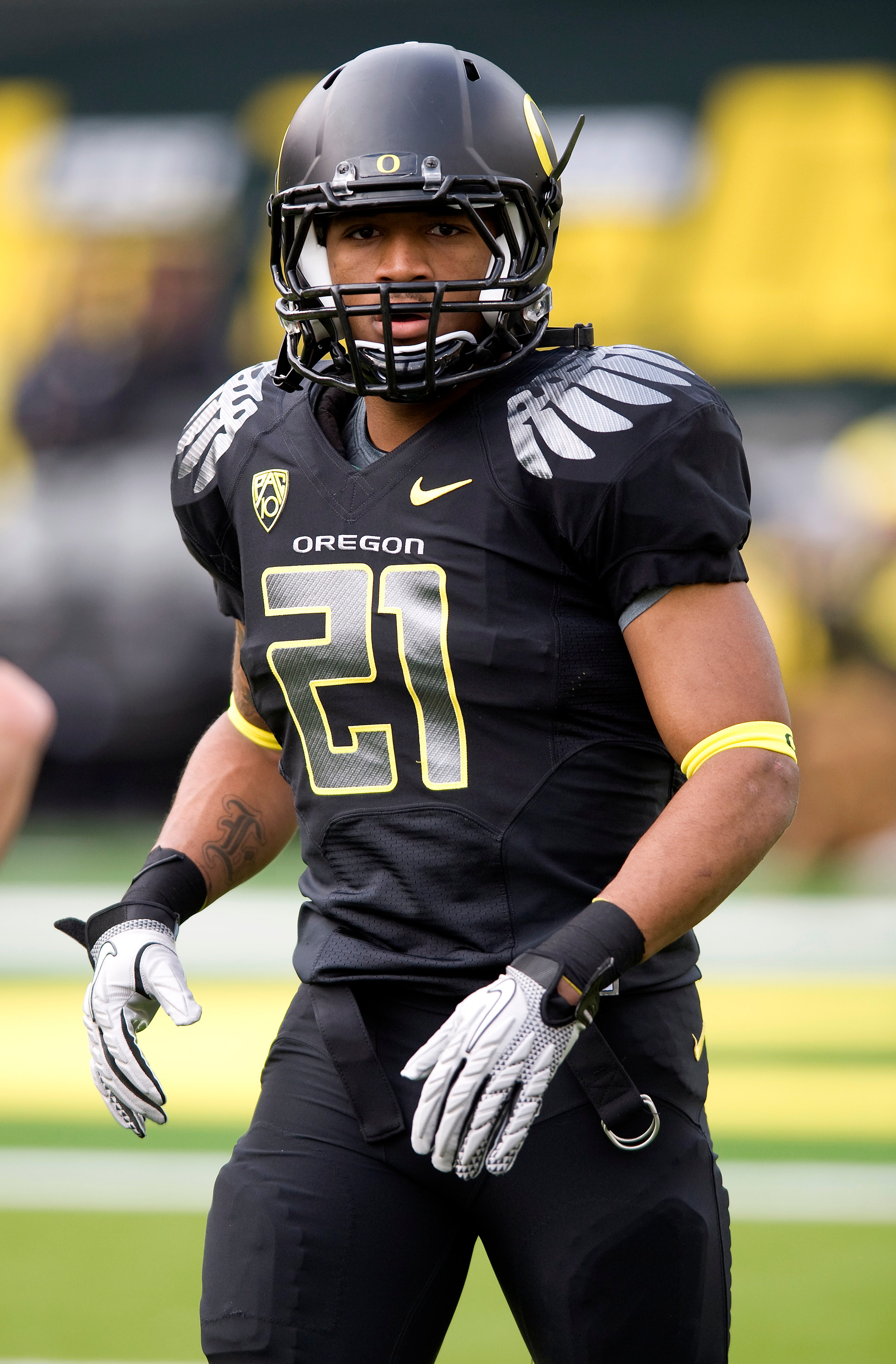 EUGENE, OR - NOVEMBER 6: Running back LaMichael James #21 of the Oregon Ducks warms up before the start of the game against the Washington Huskies at Autzen Stadium on November 6, 2010 in Eugene, Oregon. (Photo by Steve Dykes/Getty Images)