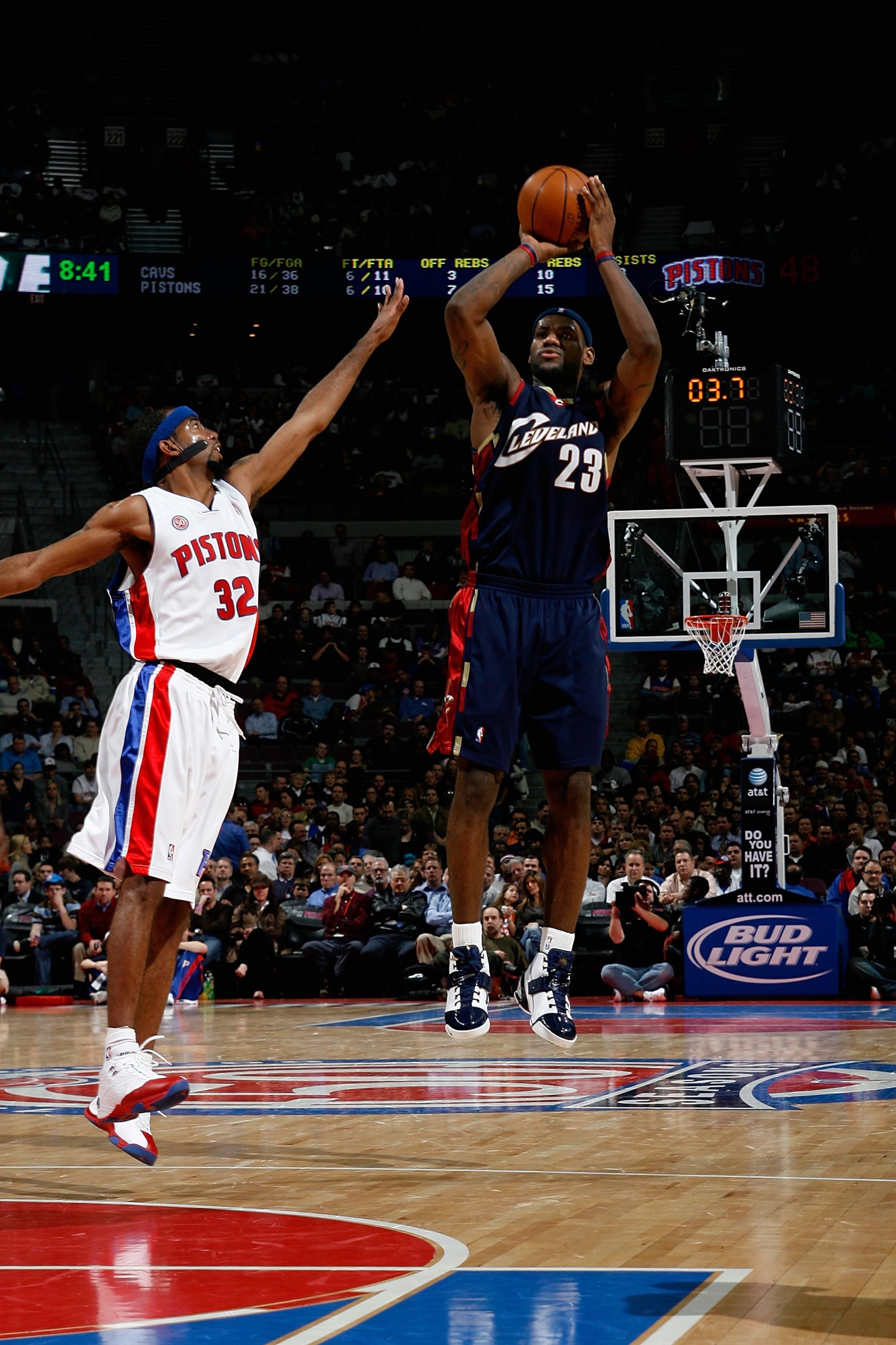 AUBURN HILLS, MI - NOVEMBER 28: LeBron James #23 of the Cleveland Cavaliers shoots over Richard Hamilton #32 of the Detroit Pistons during the game on November 28, 2007 at the Palace of Auburn Hills in Auburn Hills, Michigan.  The Pistons won 109-74.   NO