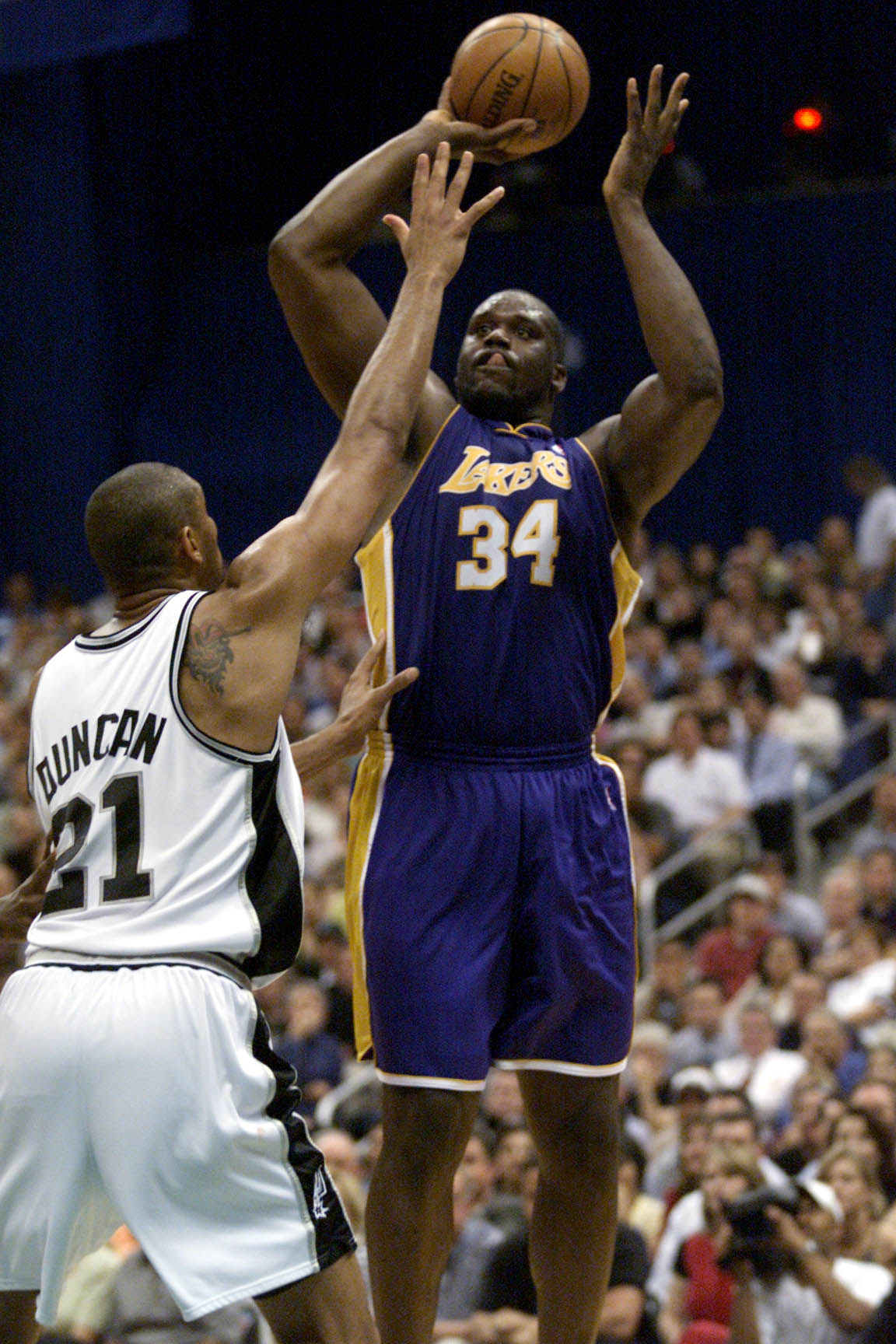 21 May 2001:  Shaquille O''Neal #34 of the Los Angeles Lakers puts a shot up against Tim Duncan #21 of the San Antonio Spurs in game two of the western conference finals at the Alamodome in San Antonio, Texas.  The Lakers won 88-81.  DIGITAL IMAGE. Mandat