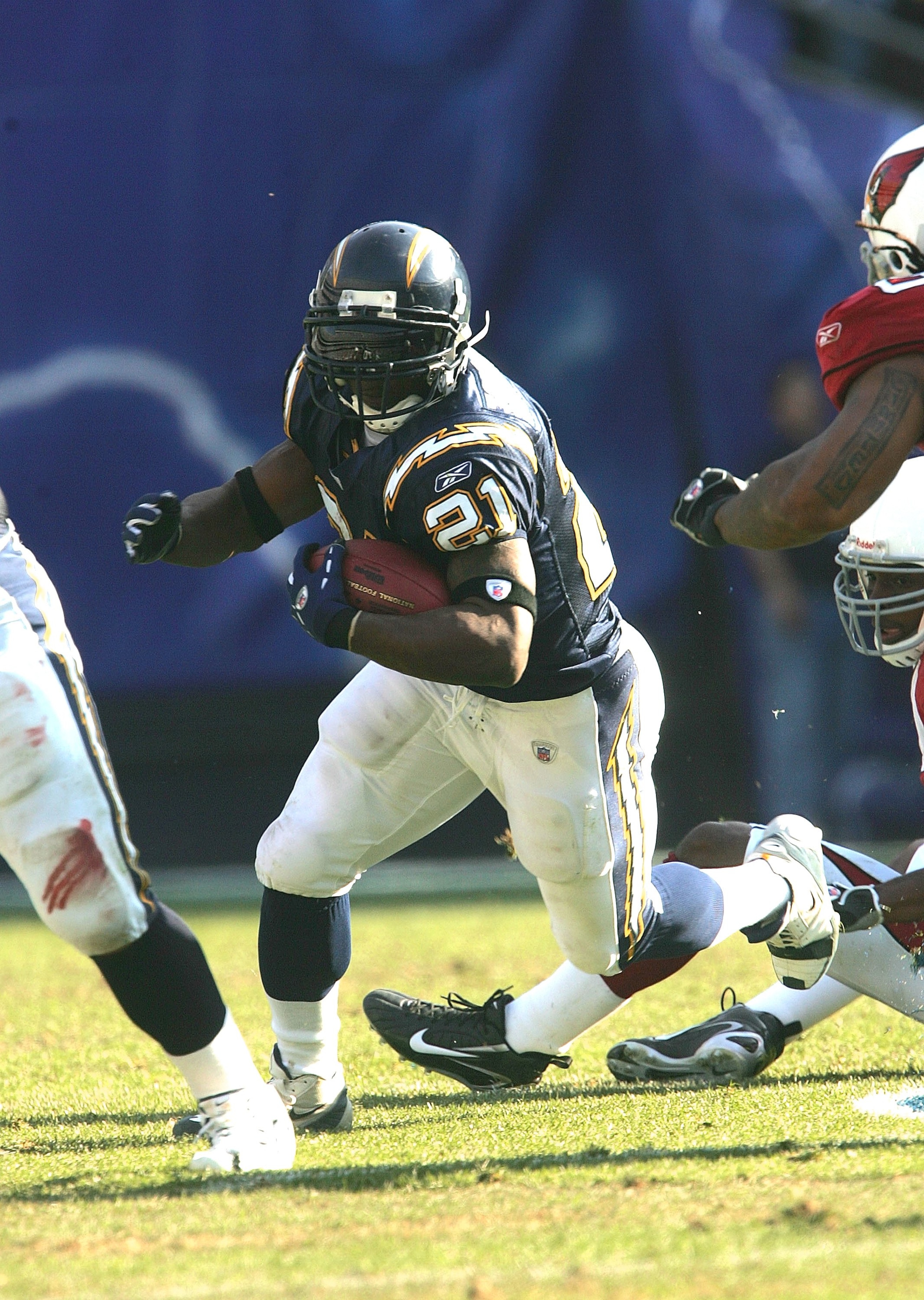 SAN DIEGO - DECEMBER 31:  Running back LaDainian Tomlinson #21 of the San Diego Chargers carries the ball against the Arizona Cardinals on December 31, 2006 at Qualcomm Stadium in San Diego, California.  The Chargers won 27-20 to insure home field advanta