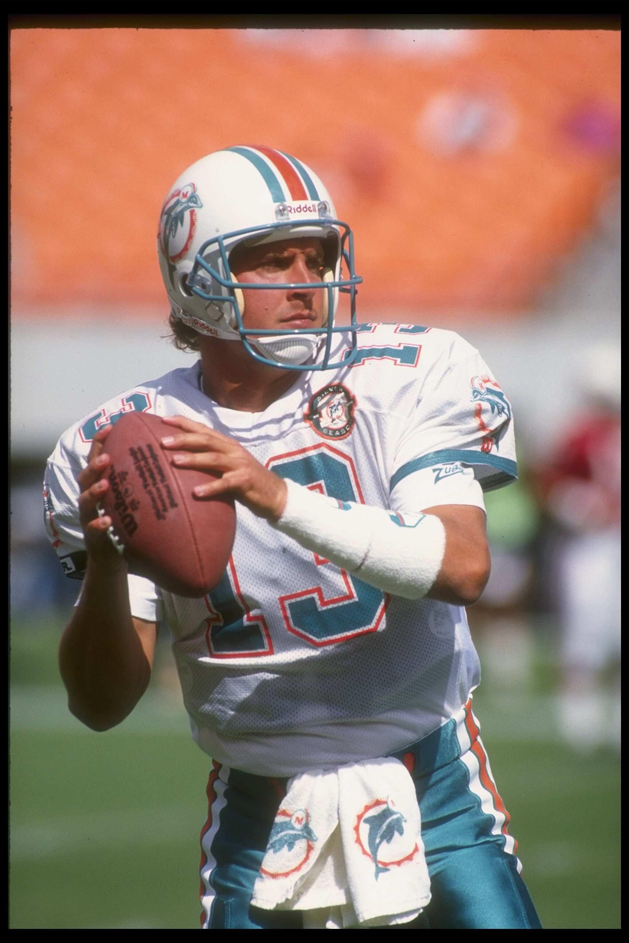 4 Nov 1990:  Quarterback Dan Marino of the Miami Dolphins looks to pass the ball during a game against the Arizona Cardinals at Sun Devil Stadium in Tempe, Arizona.  The Dolphins won the game, 23-3. Mandatory Credit: Scott Halleran  /Allsport