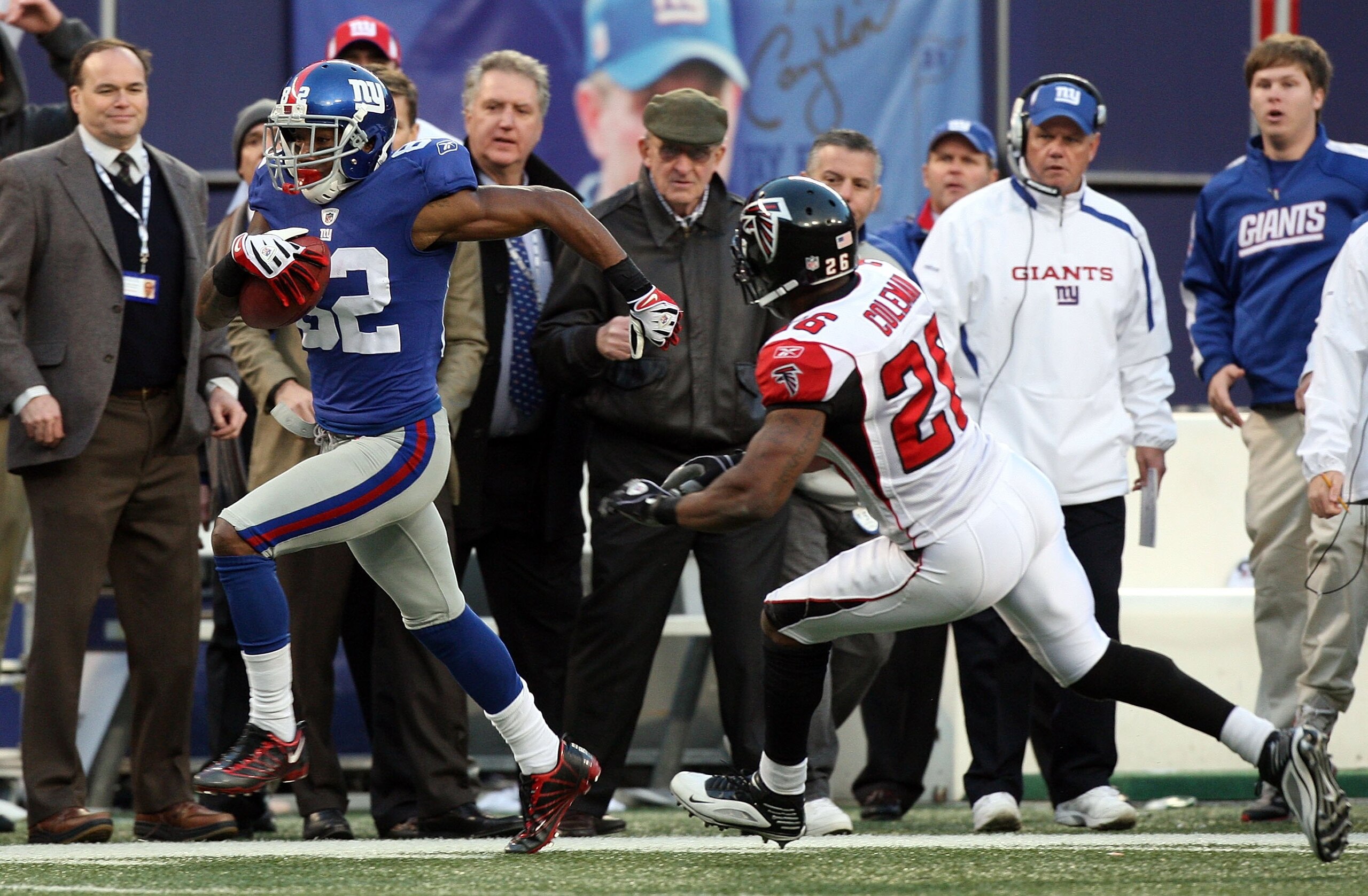 EAST RUTHERFORD, NJ - NOVEMBER 22:  Mario Manningham #82 of the New York Giants runs the ball past Erik Coleman #26 of the Atlanta Falcons after a recdeption in overtime on November 22, 2009 at Giants Stadium in East Rutherford, New Jersey. The Giants def