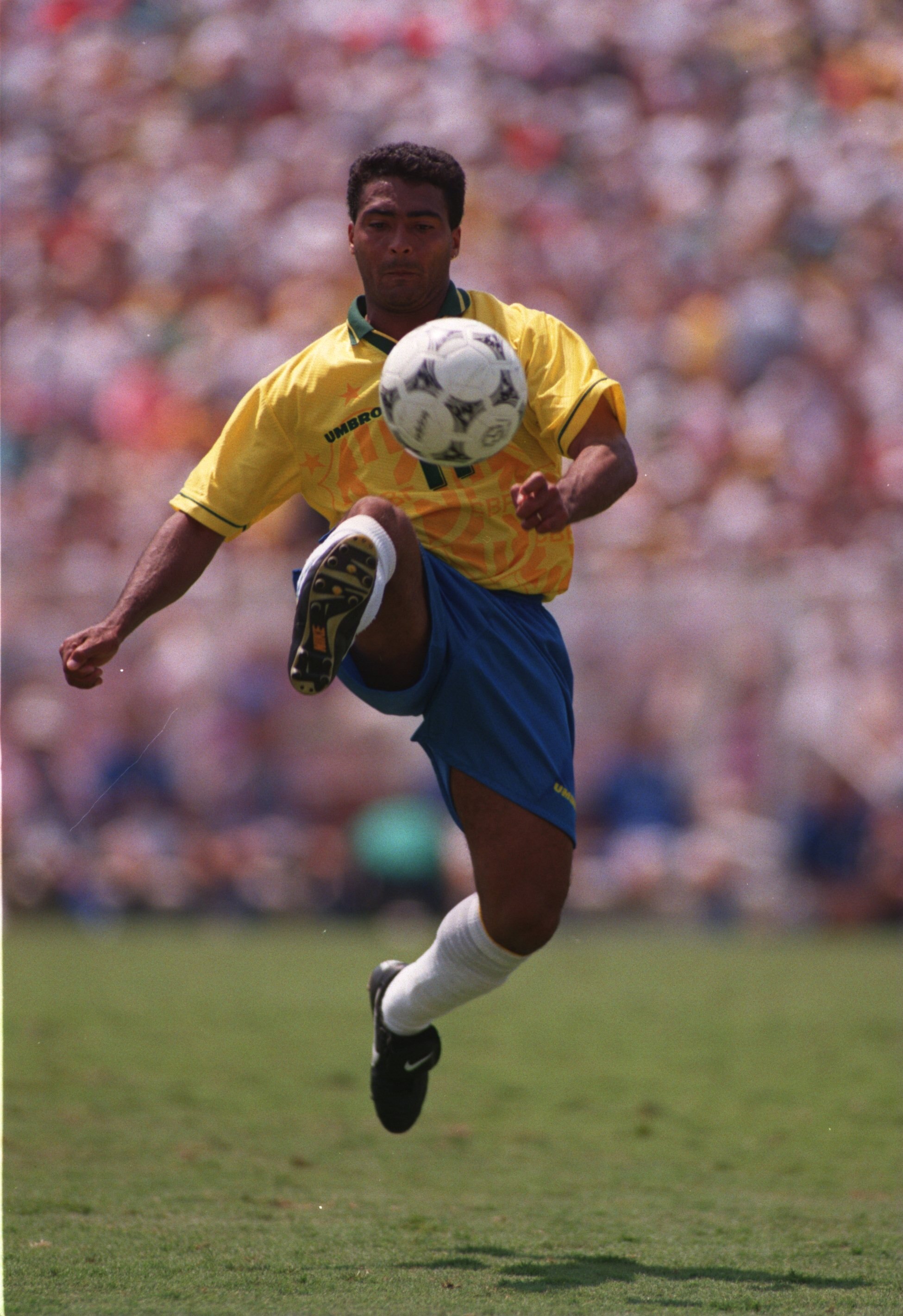 17 JUL 1994 :  ROMARIO OF BRAZIL IN SPECTACULAR ACTION  DURING THE ITALY V BRAZIL 1994 WORLD CUP FINAL AT THE ROSE BOWL STADIUM IN PASADENA, CALIFORNIA. Mandatory Credit: Ben Radford/ALLSPORT