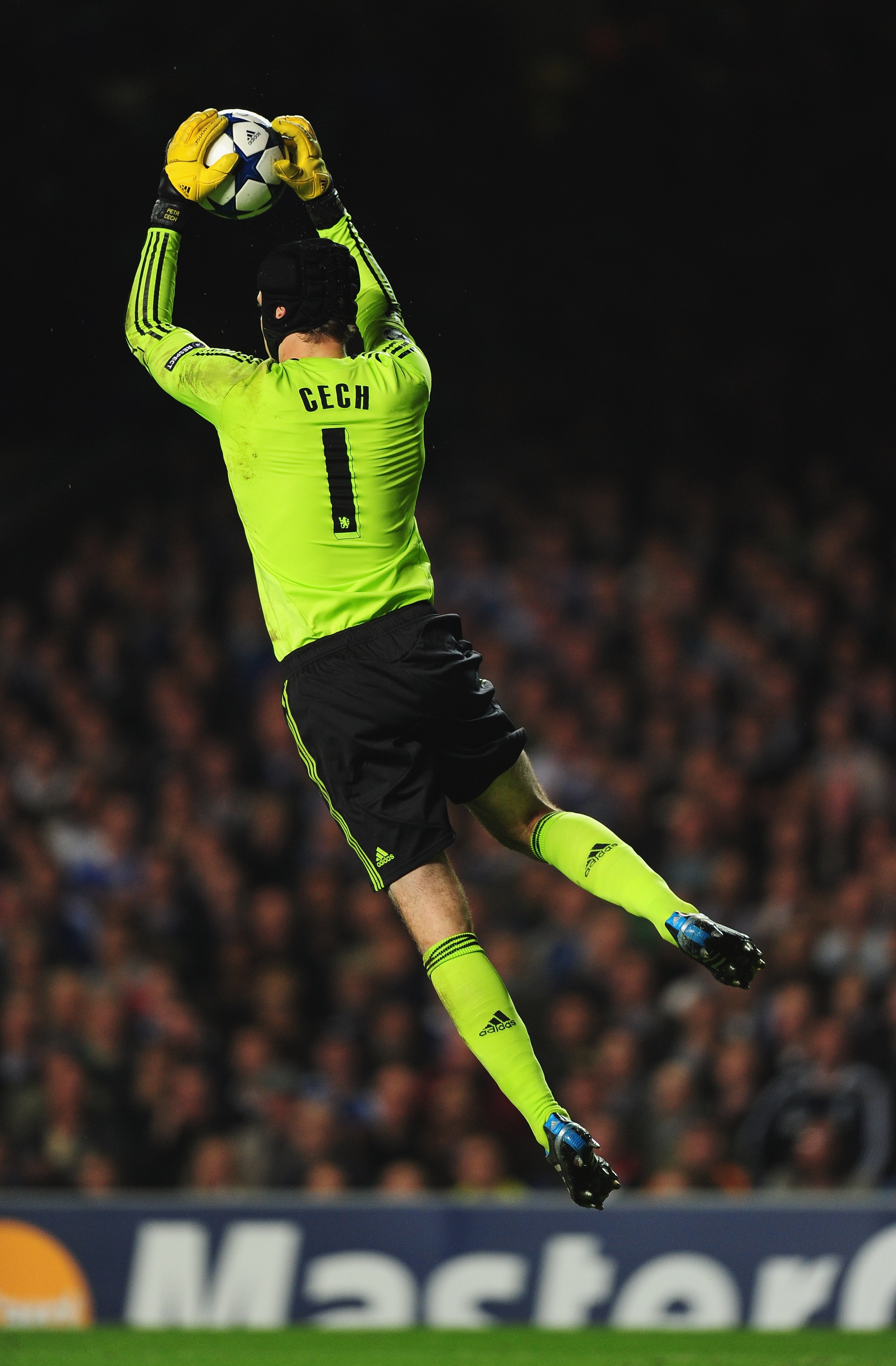 LONDON, ENGLAND - SEPTEMBER 28:  Peter Cech of Chelsea in action during the UEFA Champions League Group F match between Chelsea and Marseille at Stamford Bridge on September 28, 2010 in London, England.  (Photo by Mike Hewitt/Getty Images)