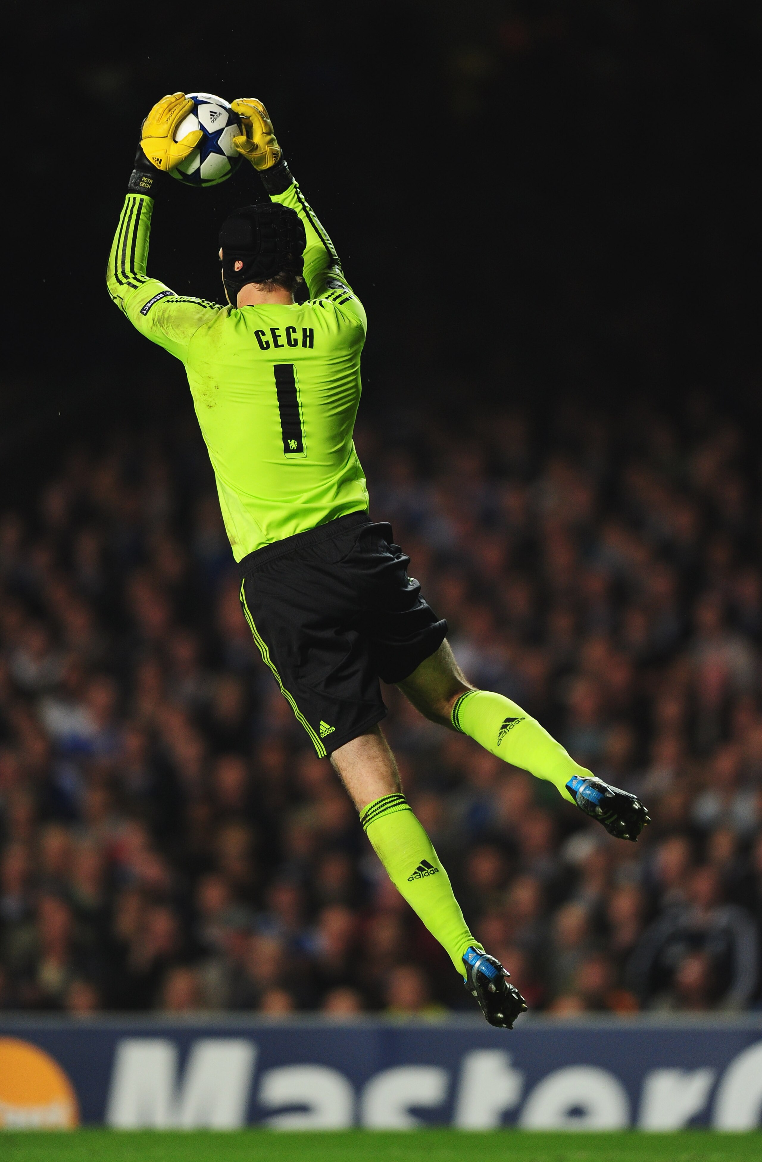 LONDON, ENGLAND - SEPTEMBER 28:  Peter Cech of Chelsea in action during the UEFA Champions League Group F match between Chelsea and Marseille at Stamford Bridge on September 28, 2010 in London, England.  (Photo by Mike Hewitt/Getty Images)