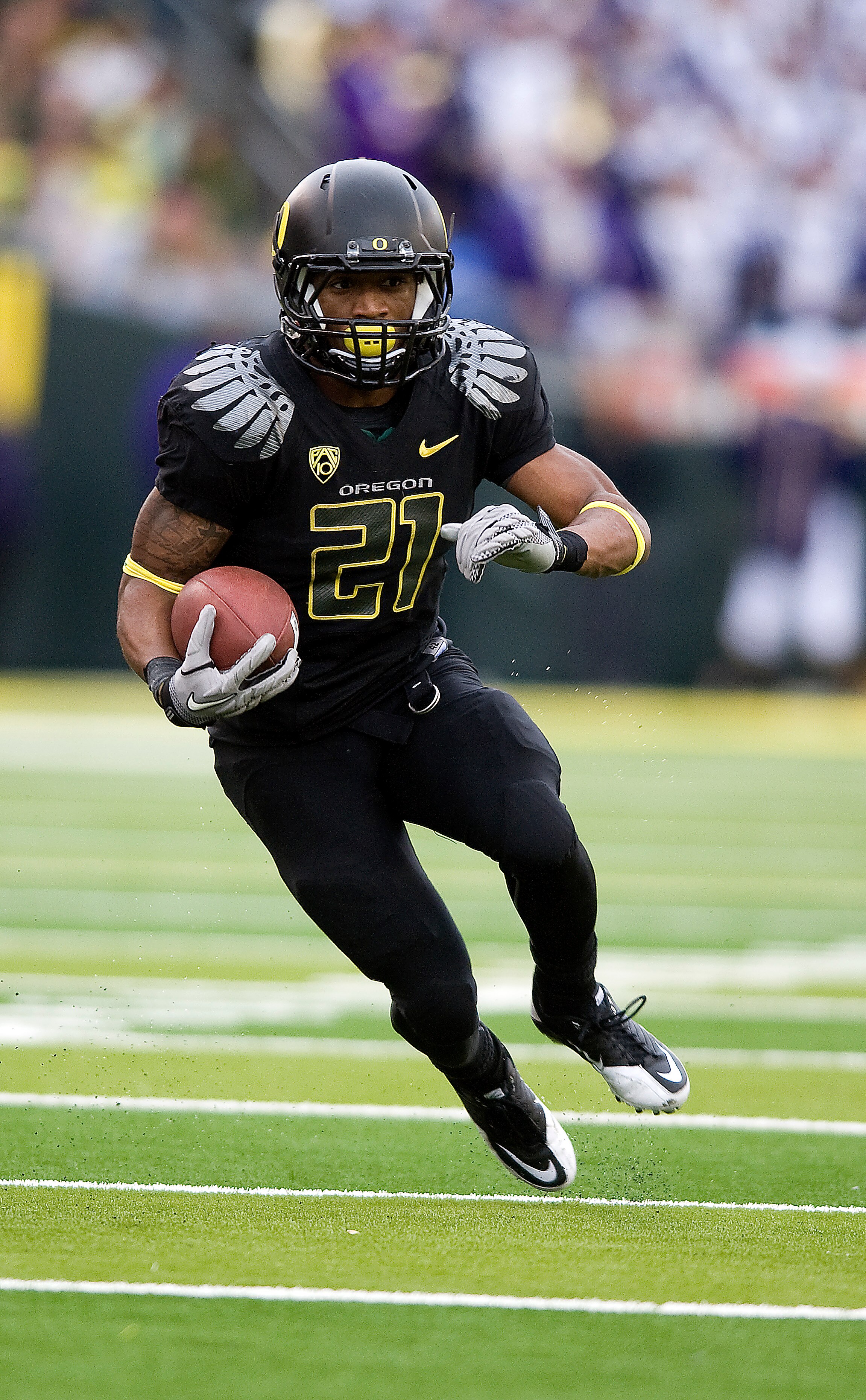 EUGENE, OR - NOVEMBER 06: Running back LaMichael James #21 of the Oregon Ducks runs with the ball in the third quarter of the game against the Washington Huskies at Autzen Stadium on November 6, 2010 in Eugene, Oregon. The Ducks won the game 53-16. (Photo