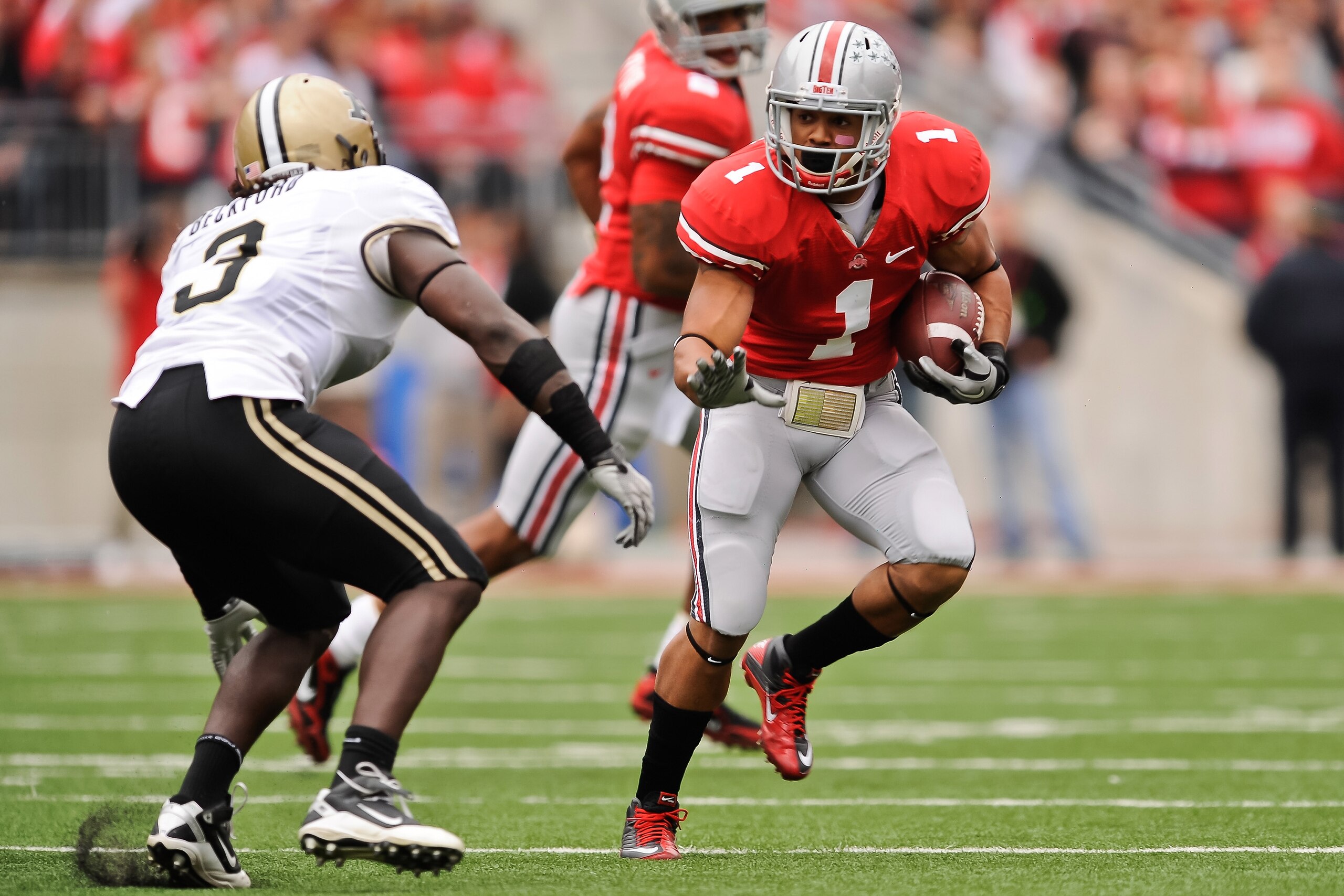 COLUMBUS, OH - OCTOBER 23:  Dan Herron #1 of the Ohio State Buckeyes runs with the ball against the Purdue Boilermakers at Ohio Stadium on October 23, 2010 in Columbus, Ohio.  (Photo by Jamie Sabau/Getty Images)