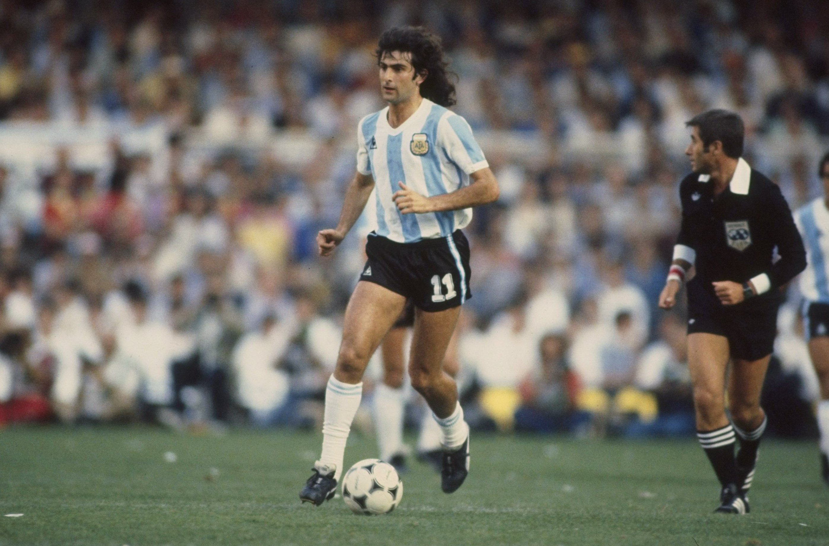 Aug 1978:  Mario Kempes of Argentina in action during the world cup match against Belgium in Buenos Aries, Argentina. Mandatory Credit: Steve Powell/Allsport